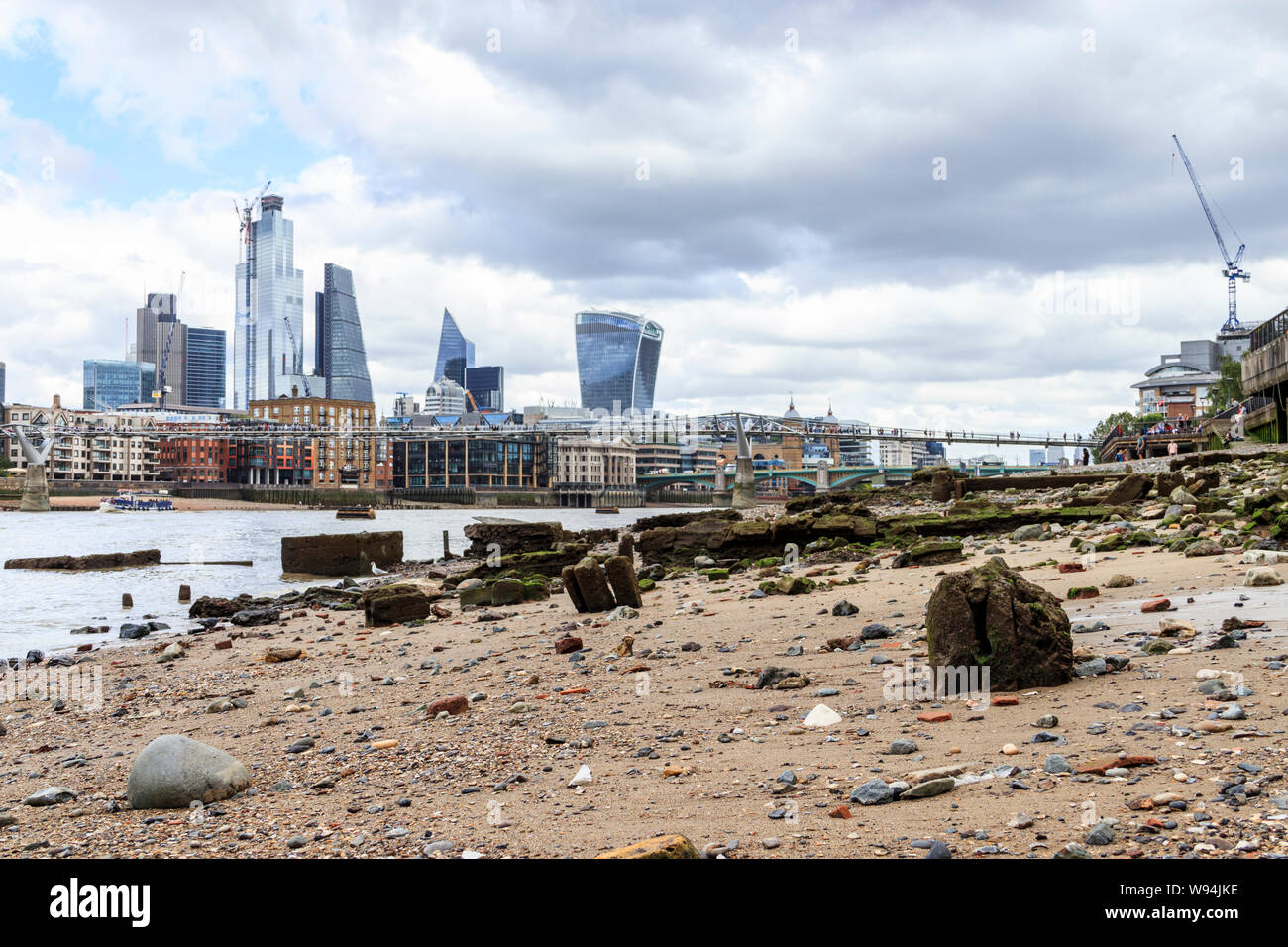 Vue de la ville de Londres à partir de la rive sud de la Tamise à marée basse, Bankside, Londres, UK Banque D'Images