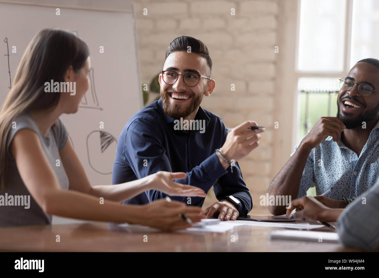 Professionnels divers creative business team les gens parler à la réunion de groupe Banque D'Images