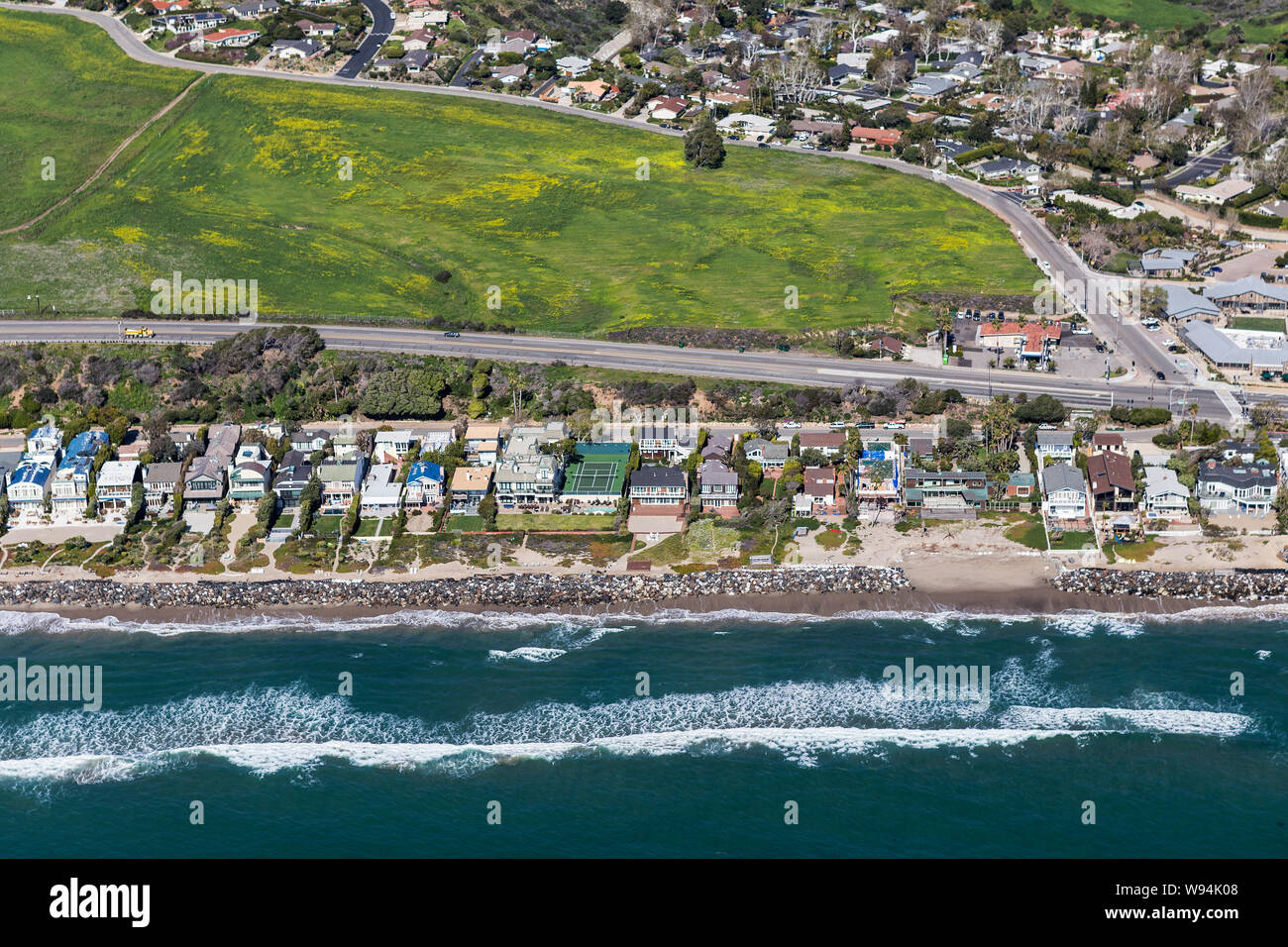 Vue aérienne de la Pacific Coast Highway homes près de Los Angeles et Santa Monica dans la ville pittoresque de Malibu, Californie. Banque D'Images