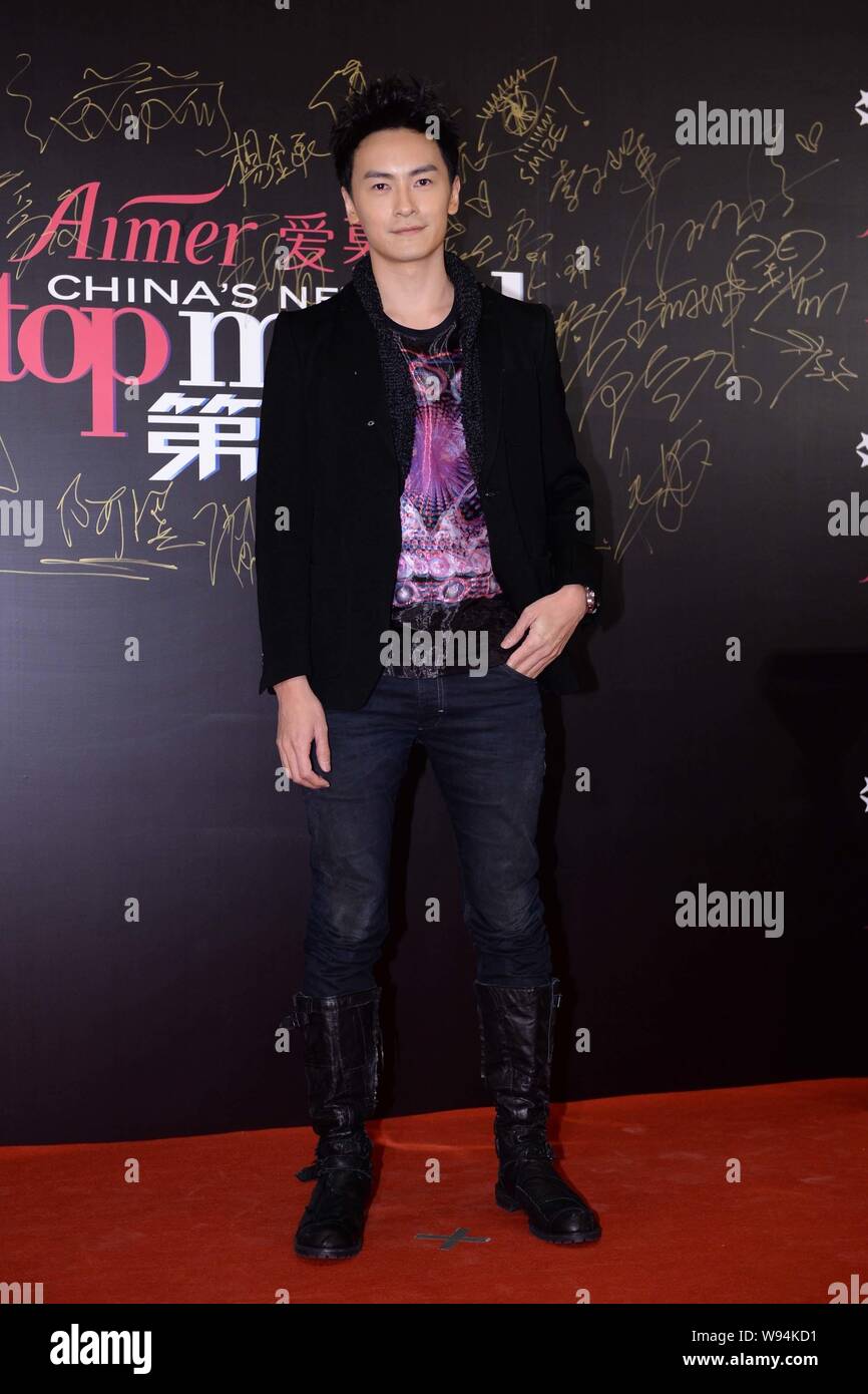 Le mannequin et acteur taiwanais Joseph Cheng pose sur le tapis rouge, comme il arrive à un défilé de Chinois de télé-réalité, Chinas Next Top Model, dans Banque D'Images