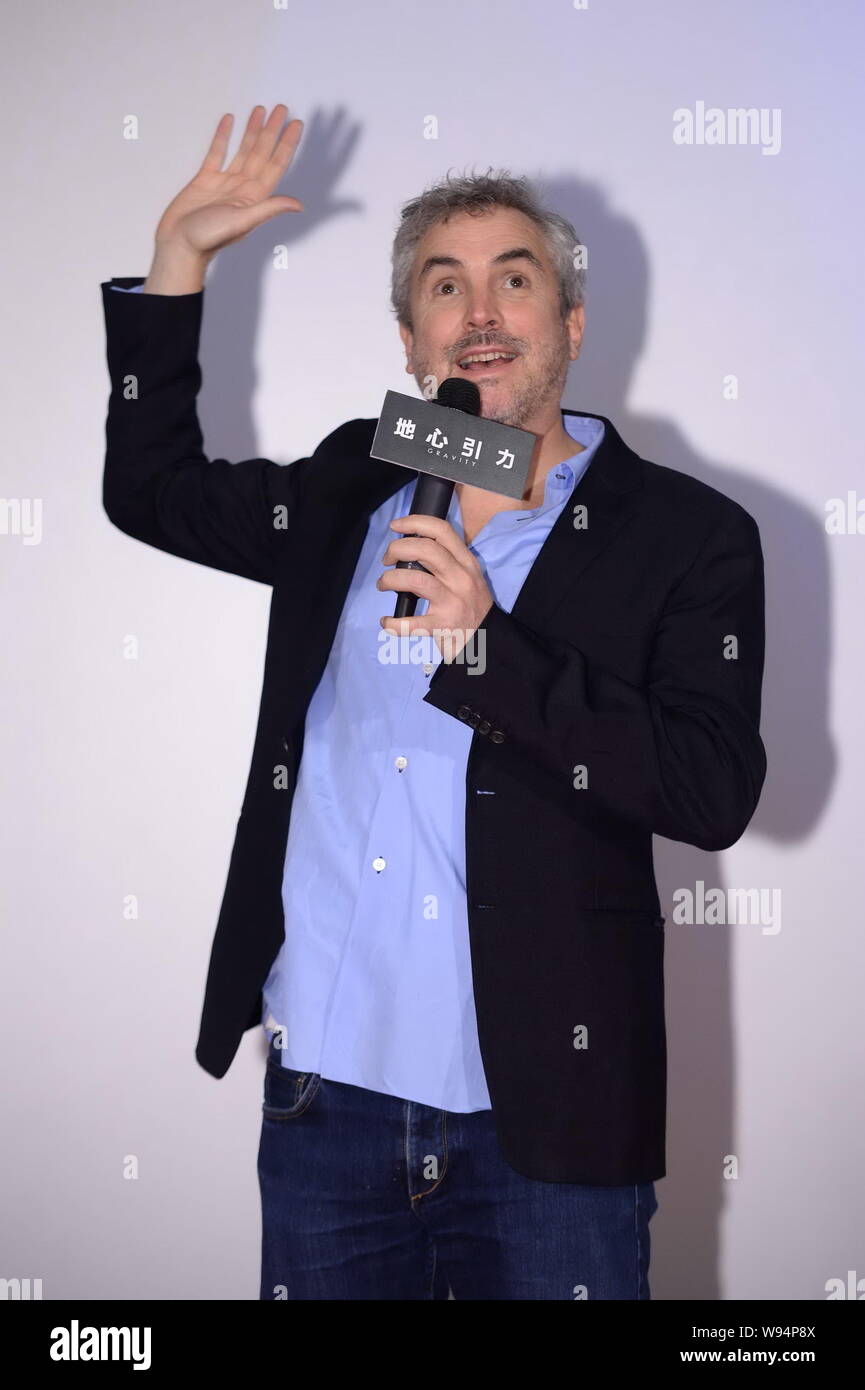 Le réalisateur mexicain Alfonso Cuaron vagues durant une conférence de presse pour la première de son nouveau film, la gravité, à Beijing, Chine, 18 novembre 2013. Banque D'Images