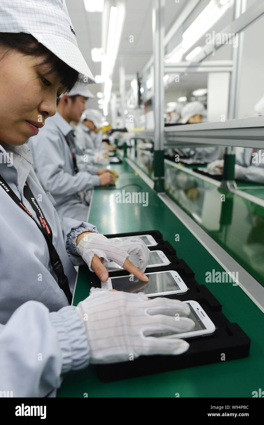 Test des travailleurs chinois à l'usine smartphones Lenovo Lenovo de Wuhan MIDH Centre d'opérations dans la ville de Wuhan, province de Hubei, Chine centrale Décembre 20 01 19 Banque D'Images