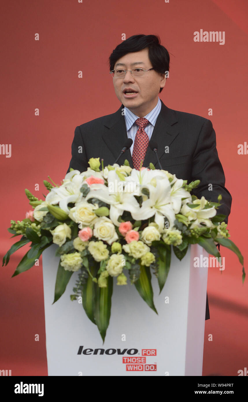 Yang Yuanqing, président-directeur général de Lenovo Group, prend la parole lors de la grande cérémonie d'ouverture pour le MIDH Lenovo Wuhan Centre d'opérations dans la ville de Wuhan, centra Banque D'Images