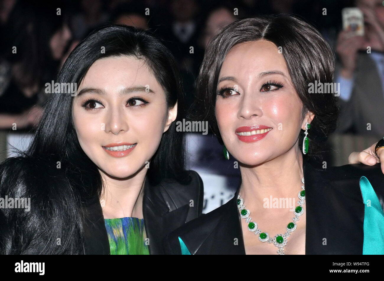 Actrices chinoise Liu Xiaoqing (à droite), Fan Bingbing (à gauche) posent à l'occasion d'un gala par le magazine Esquire en Beijing, Chine, 5 décembre 2012. Banque D'Images