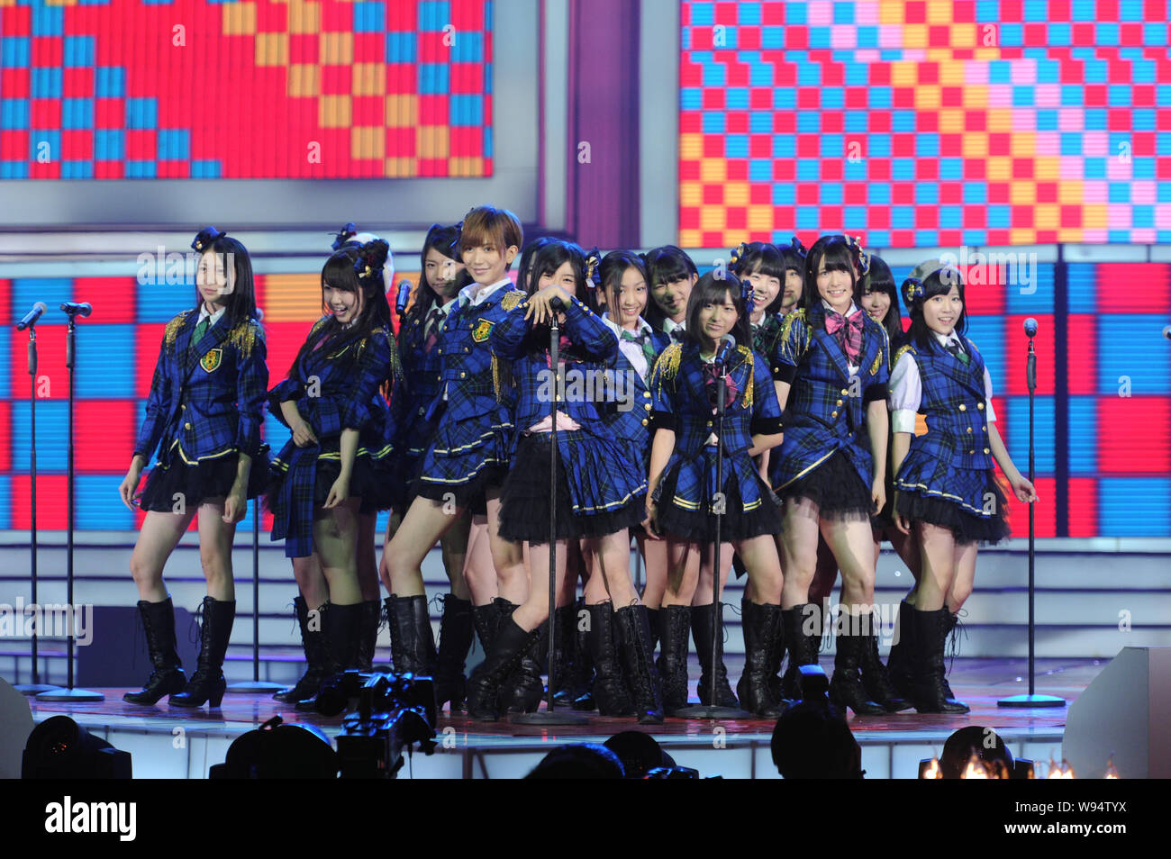 Les membres du groupe japonais AKB48 effectuer au cours de la 11e CCTV-MTV Music Awards Gala à Beijing, Chine, 21 août 2012. Banque D'Images