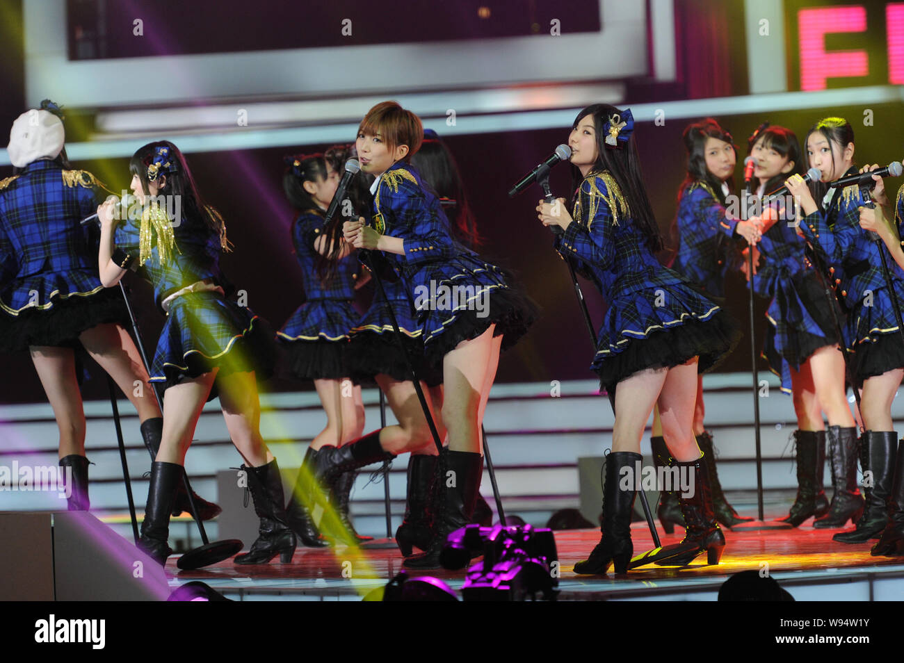 Les membres du groupe japonais AKB48 effectuer au cours de la 11e CCTV-MTV Music Awards Gala à Beijing, Chine, 21 août 2012. Banque D'Images