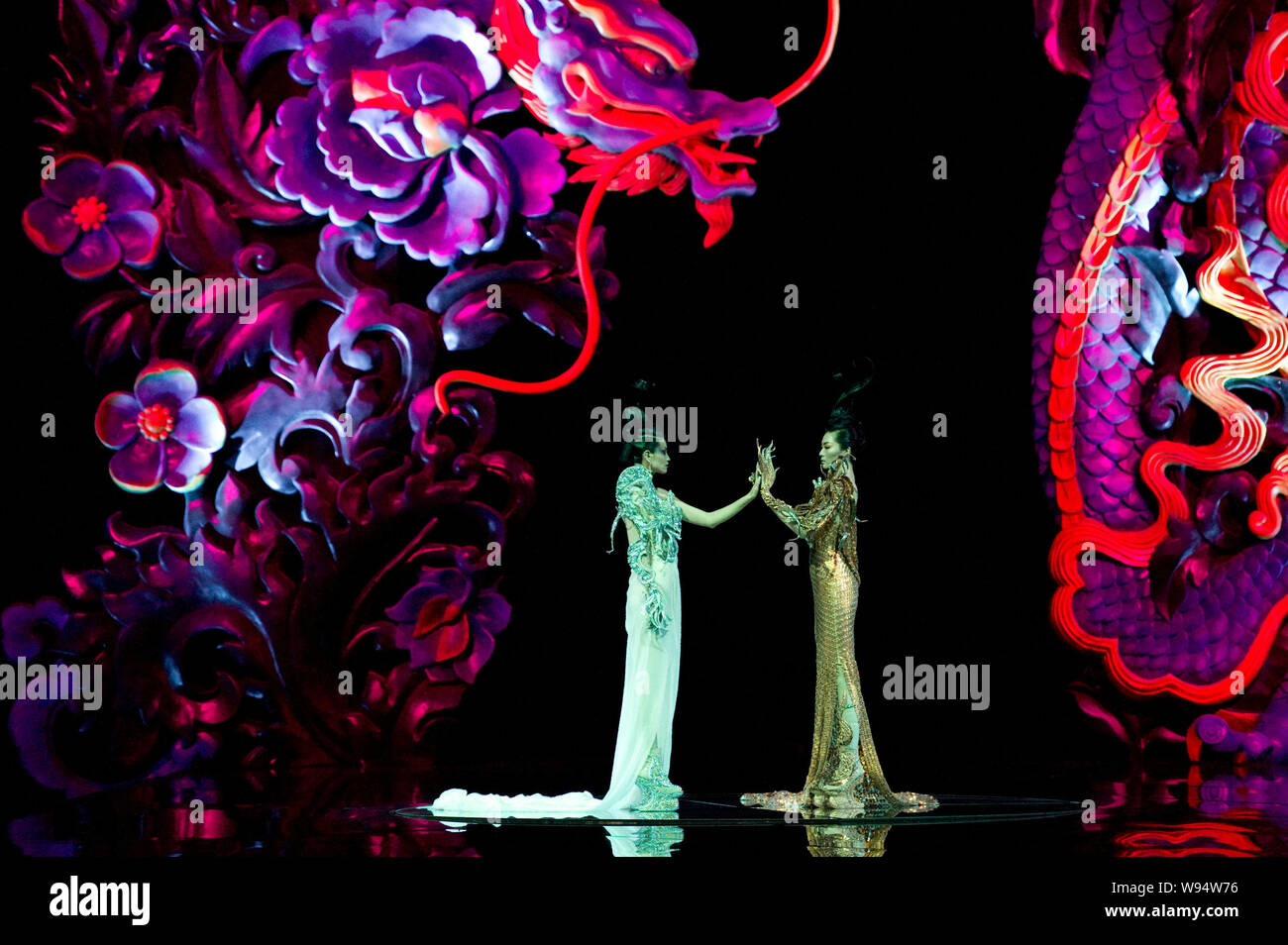 Présenter des modèles de créations de designer Guo Pei au fashion show, épouses de Chinois, Dragons Story, à Beijing, Chine, 6 mai 2012. Banque D'Images