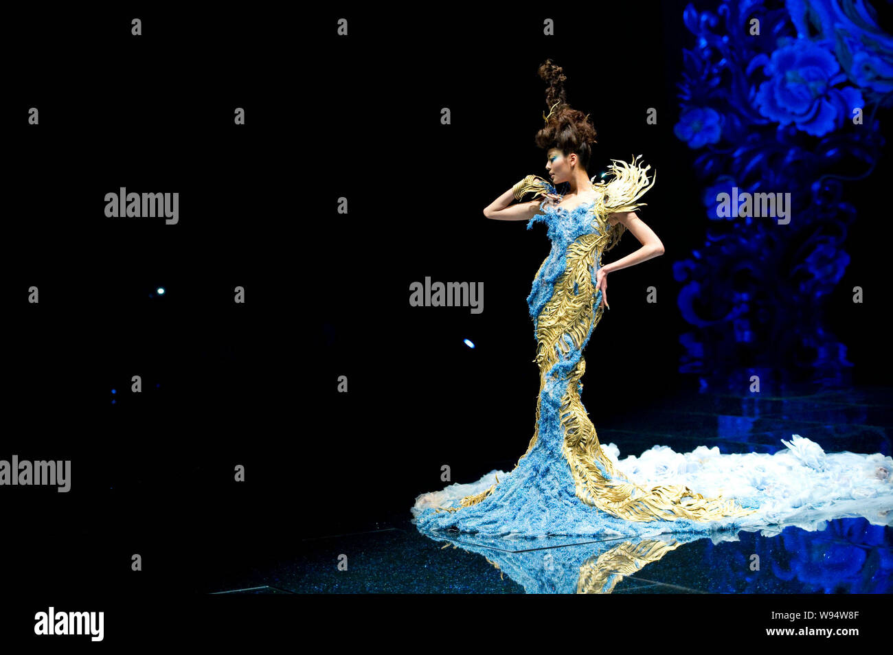 Un modèle présente une création de designer Guo Pei au fashion show, épouses de Chinois, Dragons Story, à Beijing, Chine, 6 mai 2012. Banque D'Images