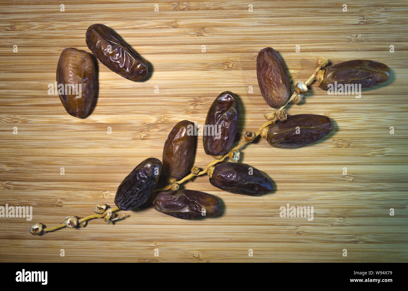 Une branche de dattes séchées sur le bureau en bois. Des fruits secs Photo  Stock - Alamy
