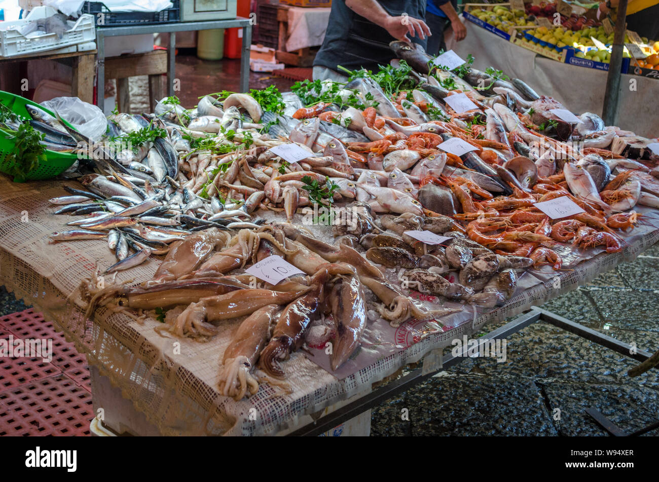 Autre variété de poissons frais, calmari, crevettes sur le marché aux poissons de Catane, Sicile Banque D'Images