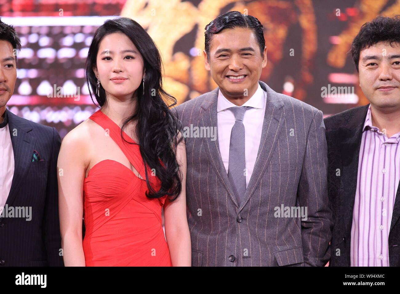 L'actrice chinoise Liu Cristal (L), Hong Kong l'acteur Chow Yun Fat posent comme ils assistent à la première du film des assassins à Beijing, Chine, 25 Septembre 2 Banque D'Images