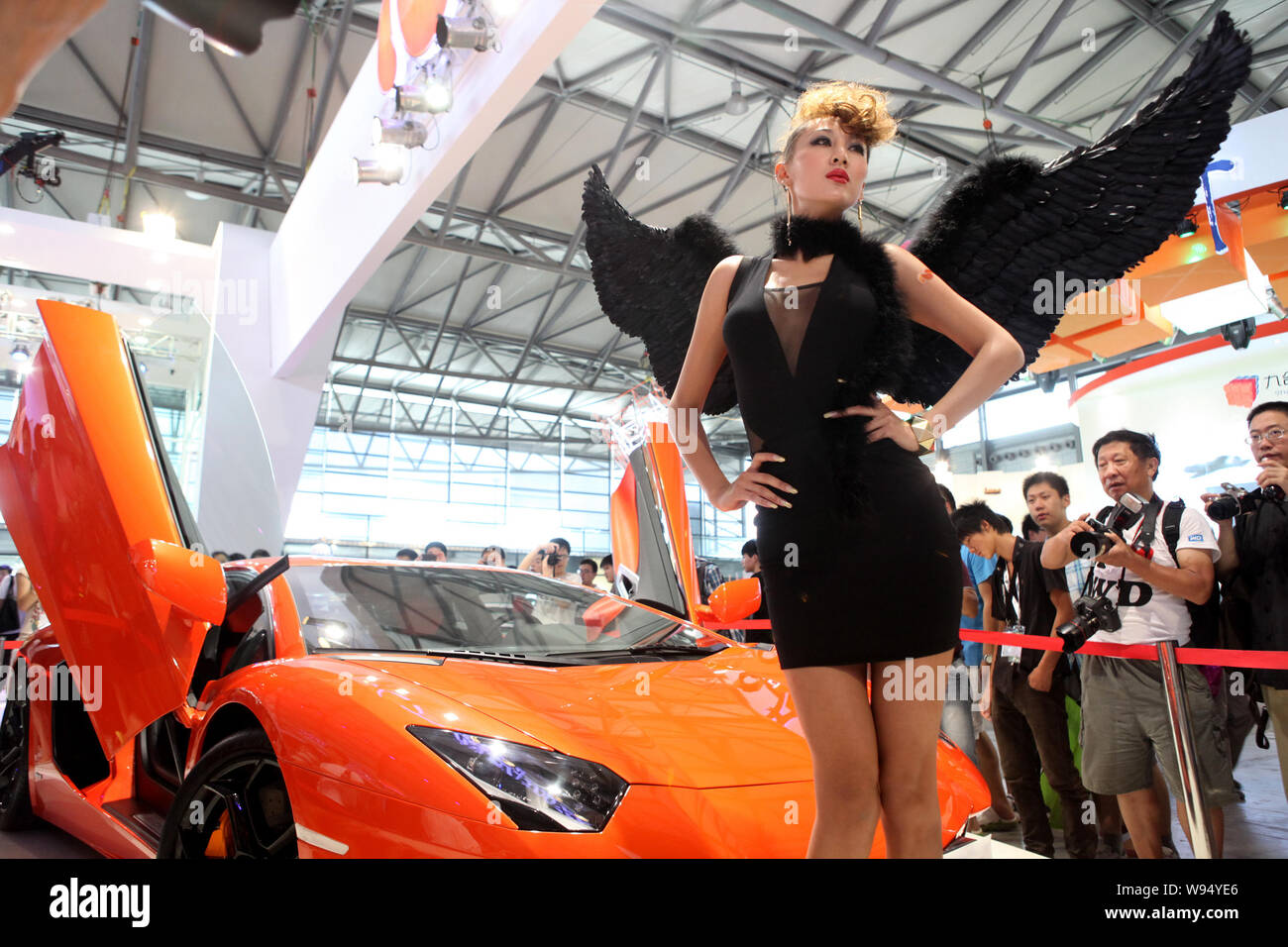 Un modèle habillé d'un costume cosplay pose devant une voiture de sport  Lamborghini au cours de la 10e China Digital Entertainment Expo et  conférence, connu Photo Stock - Alamy