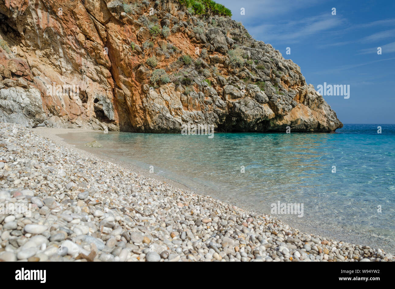 Tortue claire l'eau sur la plage cala della Capreria dans la réserve naturelle du Zingaro, Sicile, province de Trapani avec aucun peuple Banque D'Images