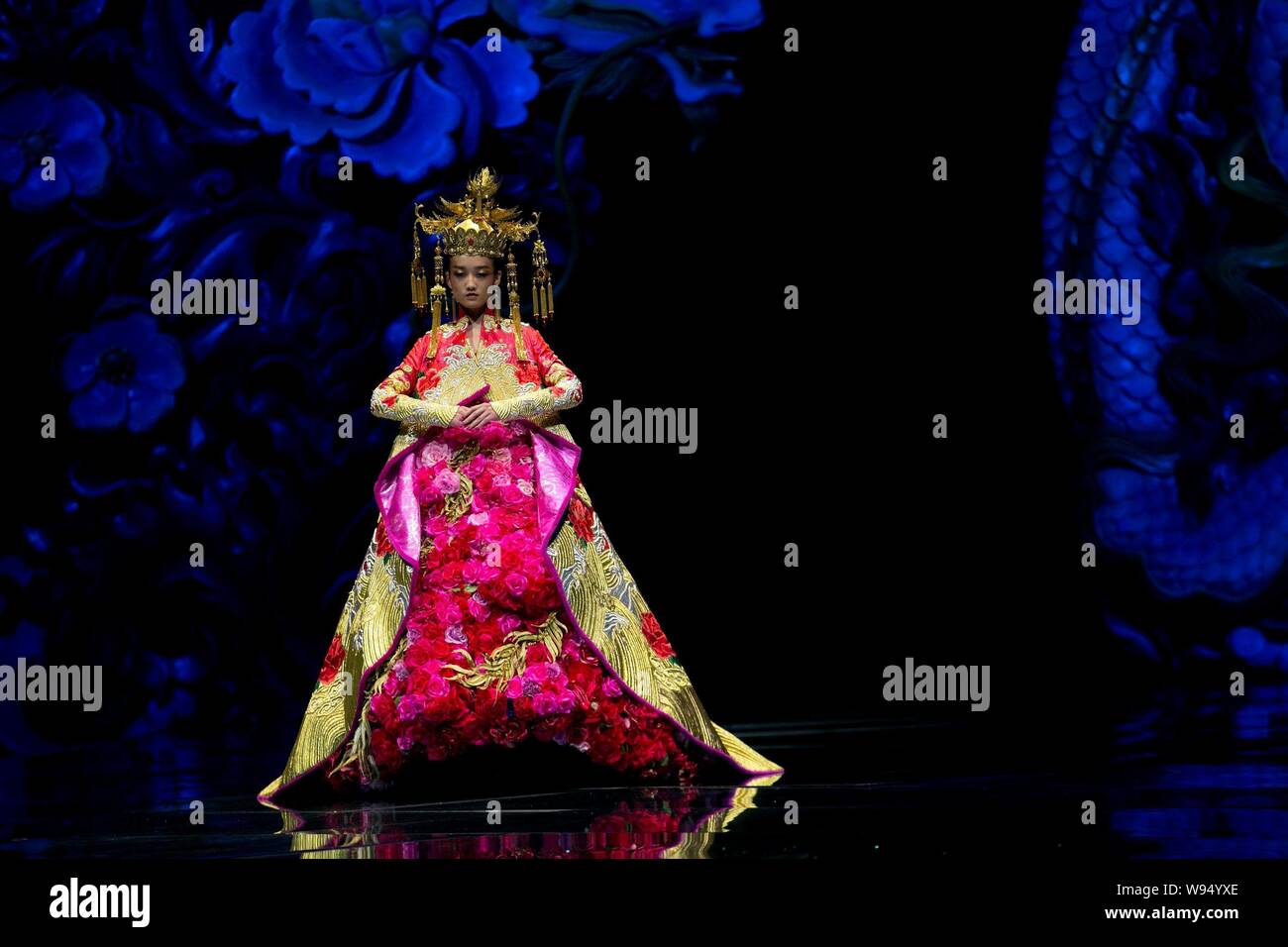 Un modèle présente une création de designer Guo Pei au fashion show, épouses de Chinois, Dragons Story, à Beijing, Chine, 6 mai 2012. Banque D'Images