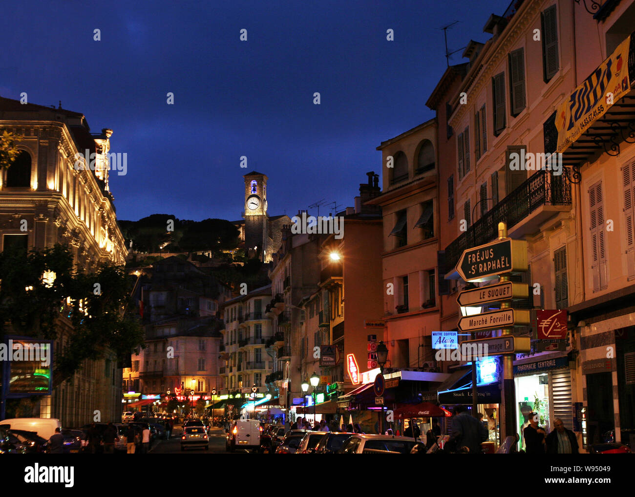 Vue de nuit Cannes France avec vue sur la Tour de l'horloge à Suquet Hill Banque D'Images