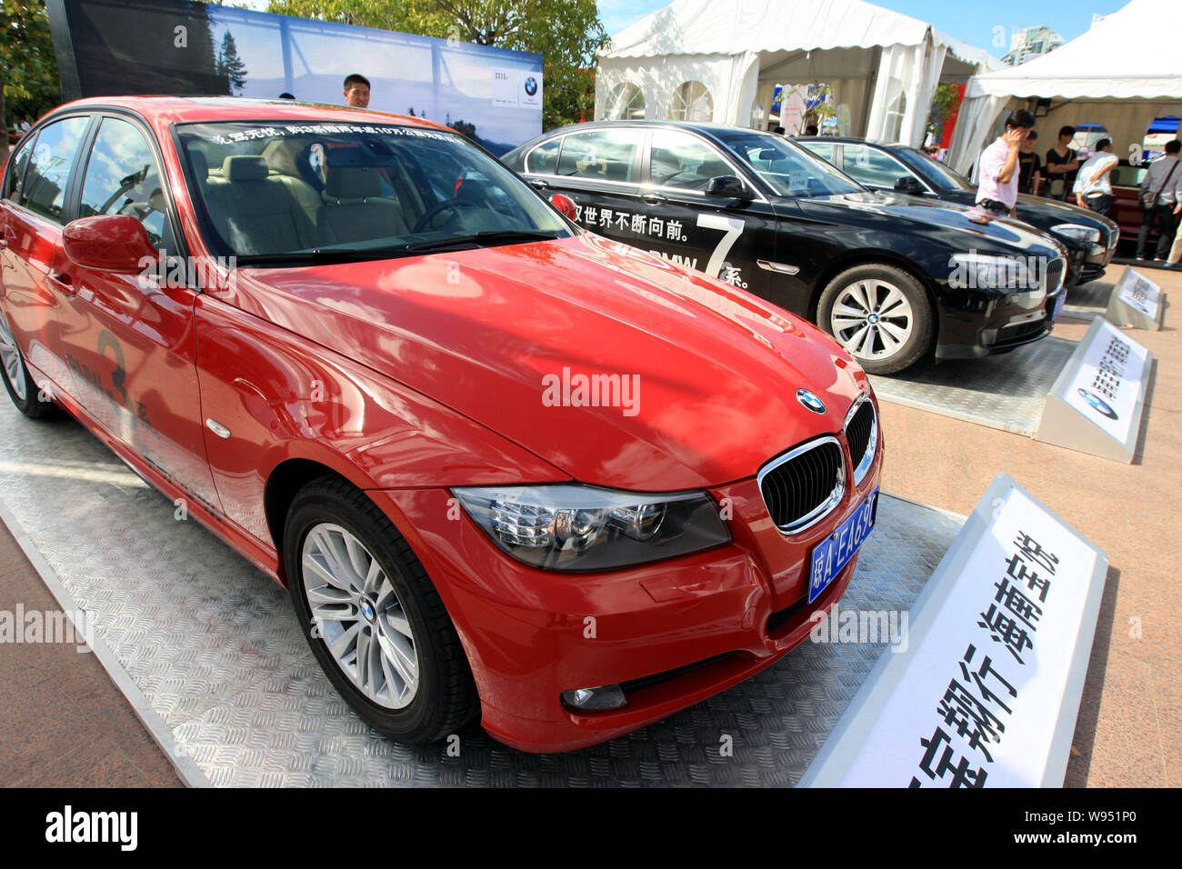 --FILE--voitures BMW sont vus sur l'écran lors d'une auto show de la ville de Sanya, province de Hainan, Chine du Sud, du 17 novembre 2011. AGs BMW Performance des ventes dans Banque D'Images