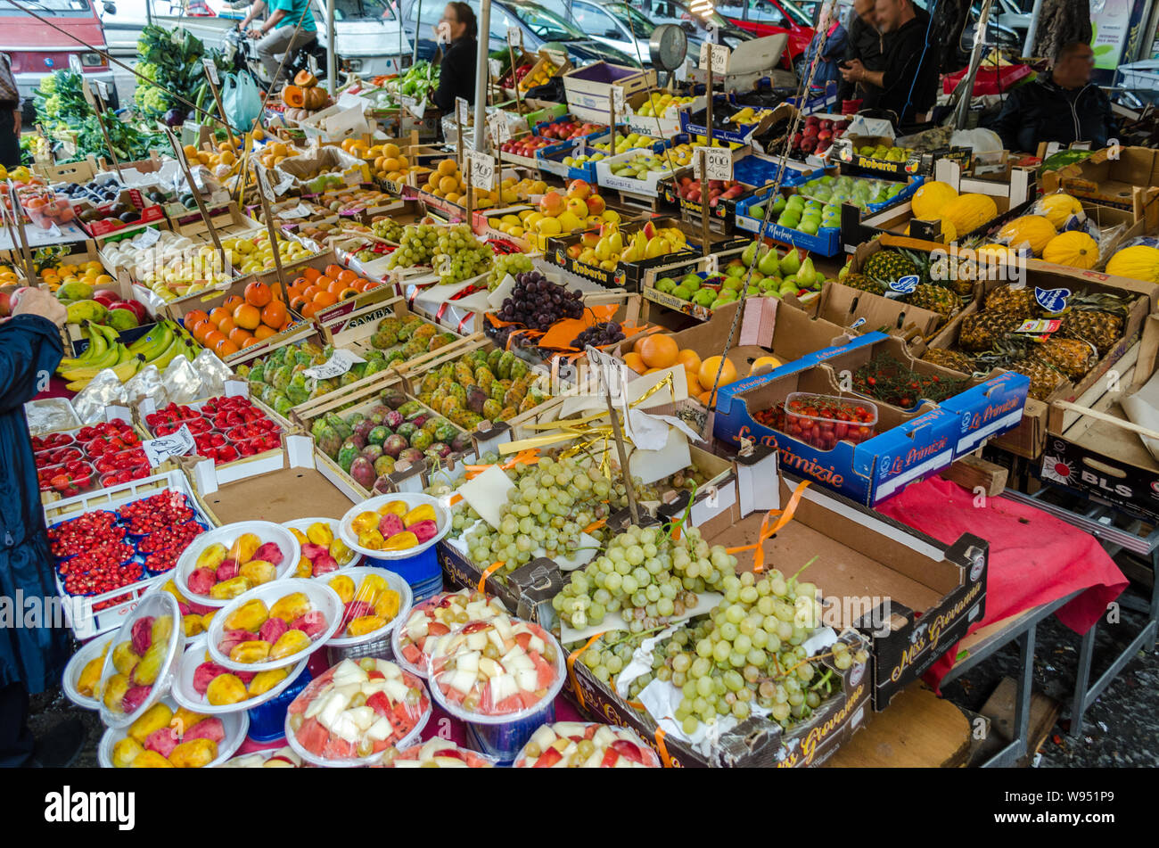 Stands de fruits et légumes sur le marché Capo à Palerme. Marché de rue traditionnels siciliens Banque D'Images