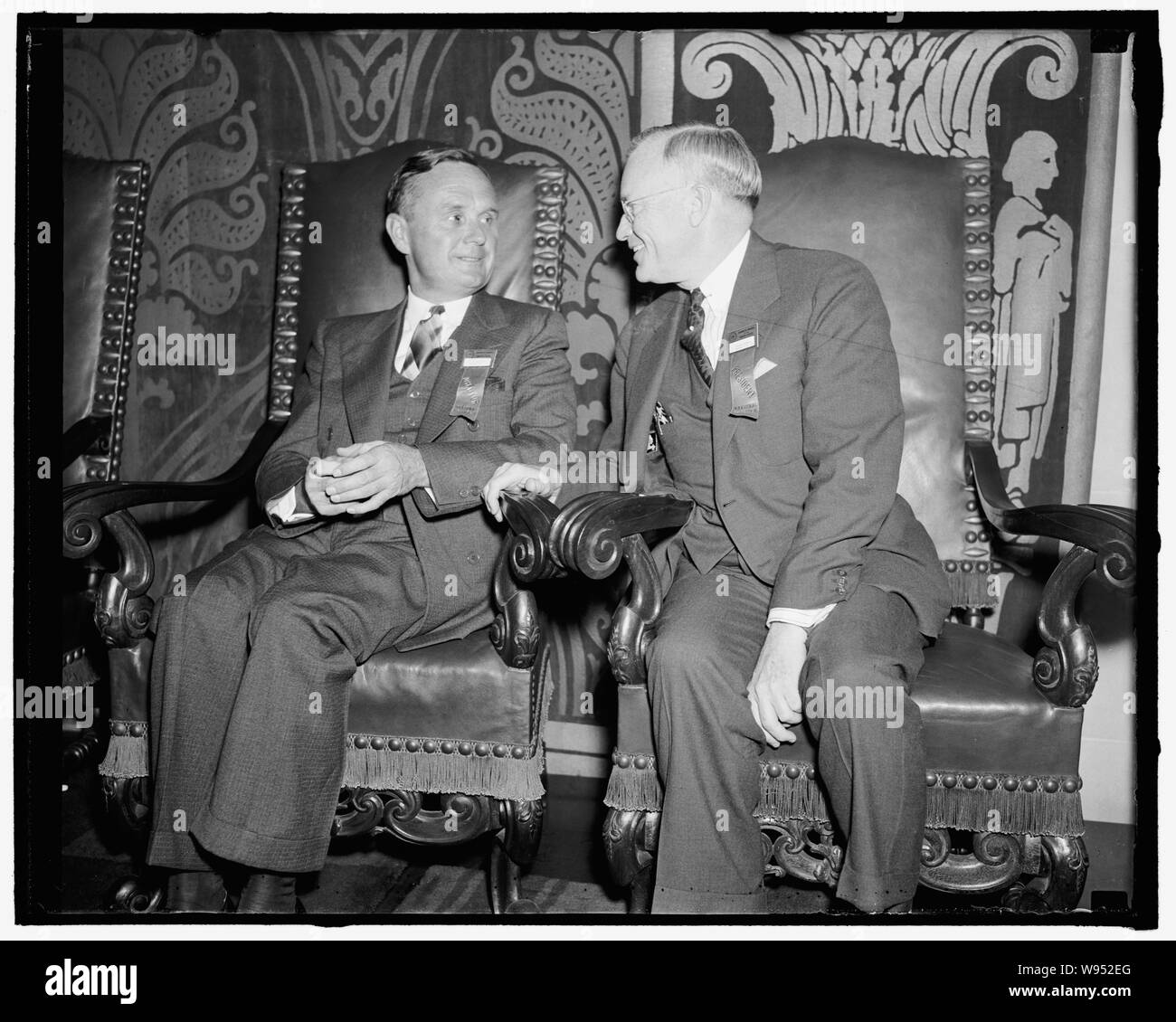 D'accord. Washington, D.C., le 3 mai. B.O. Heacock, (à gauche) un directeur, et George H. Davis, Président de la Chambre de Commerce des Etats-Unis, s'est joint aujourd'hui à mains dans la défense du système capitaliste de la libre entreprise, par contraste avec d'autres systèmes utilisant soi-disant économies planifiées, 5/3/38 Banque D'Images