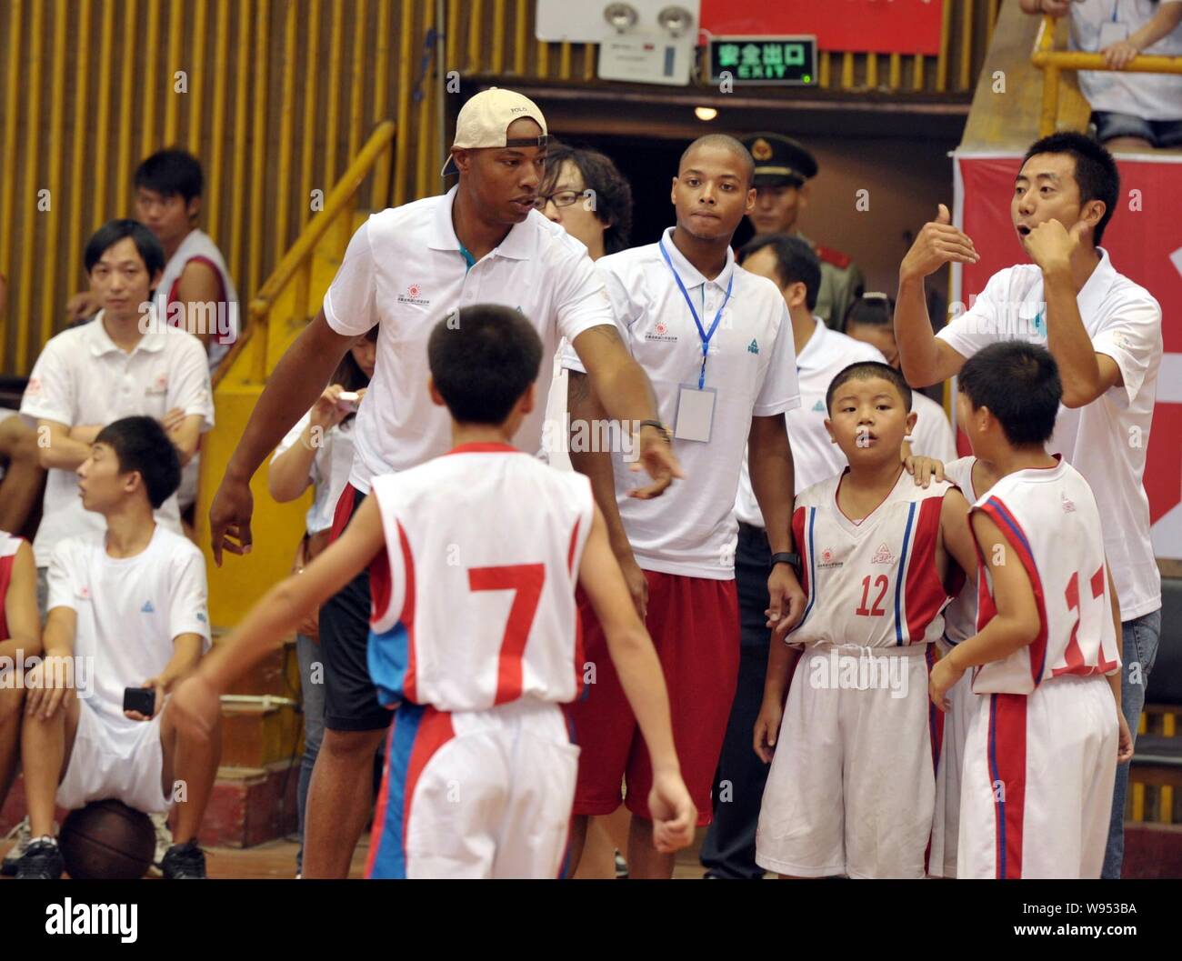 Star de la NBA Caron Butler de la LA Clippers, wearing cap, donne des instructions aux jeunes joueurs de basket-ball pendant un match de basket-ball de la mer Banque D'Images