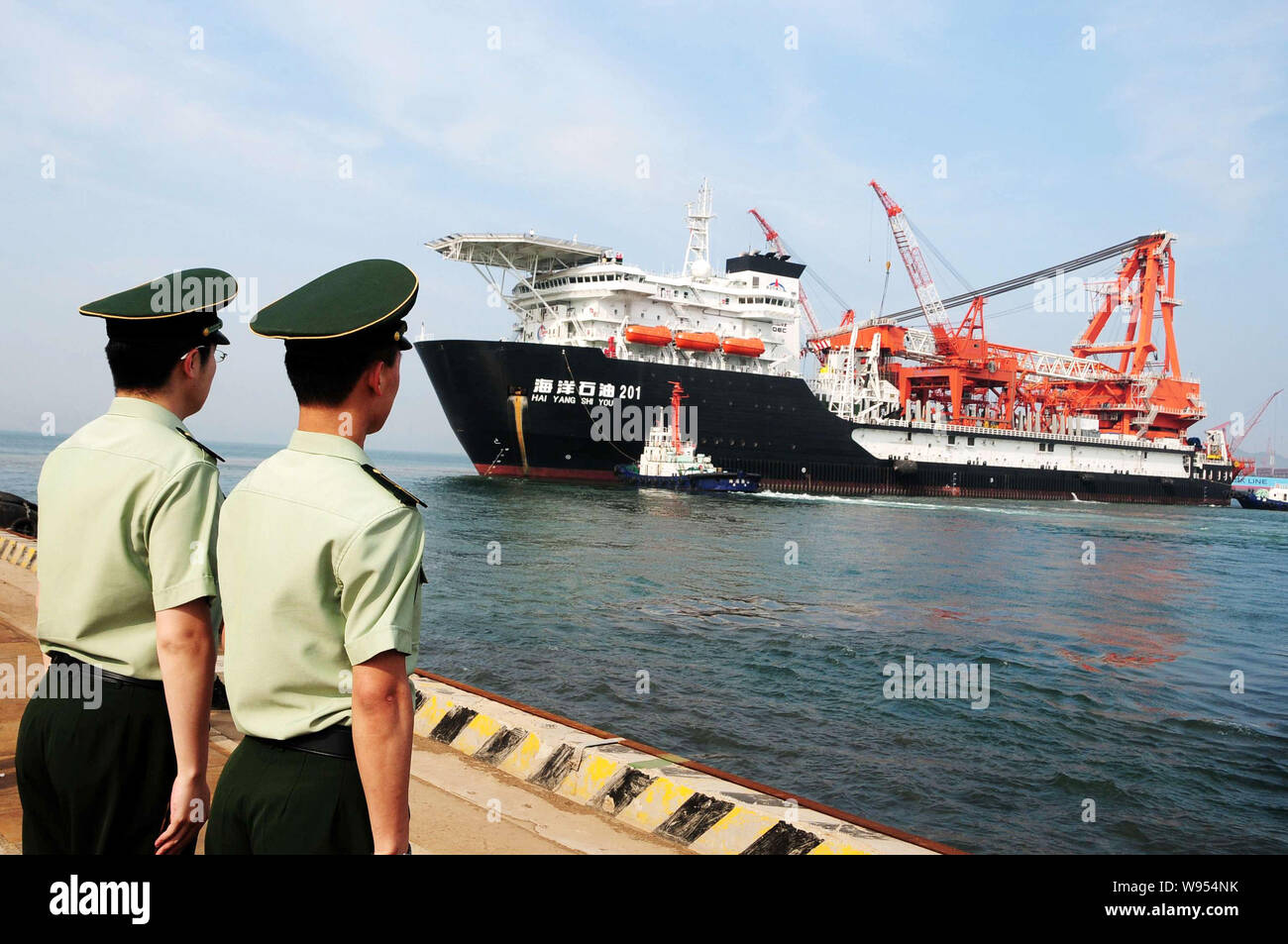 La police paramilitaire chinoise regardez la nouvelle canalisation d'eau profonde navire crane Hai Yang Shi vous 201 sortie du port de Qingdao pour le sout Banque D'Images