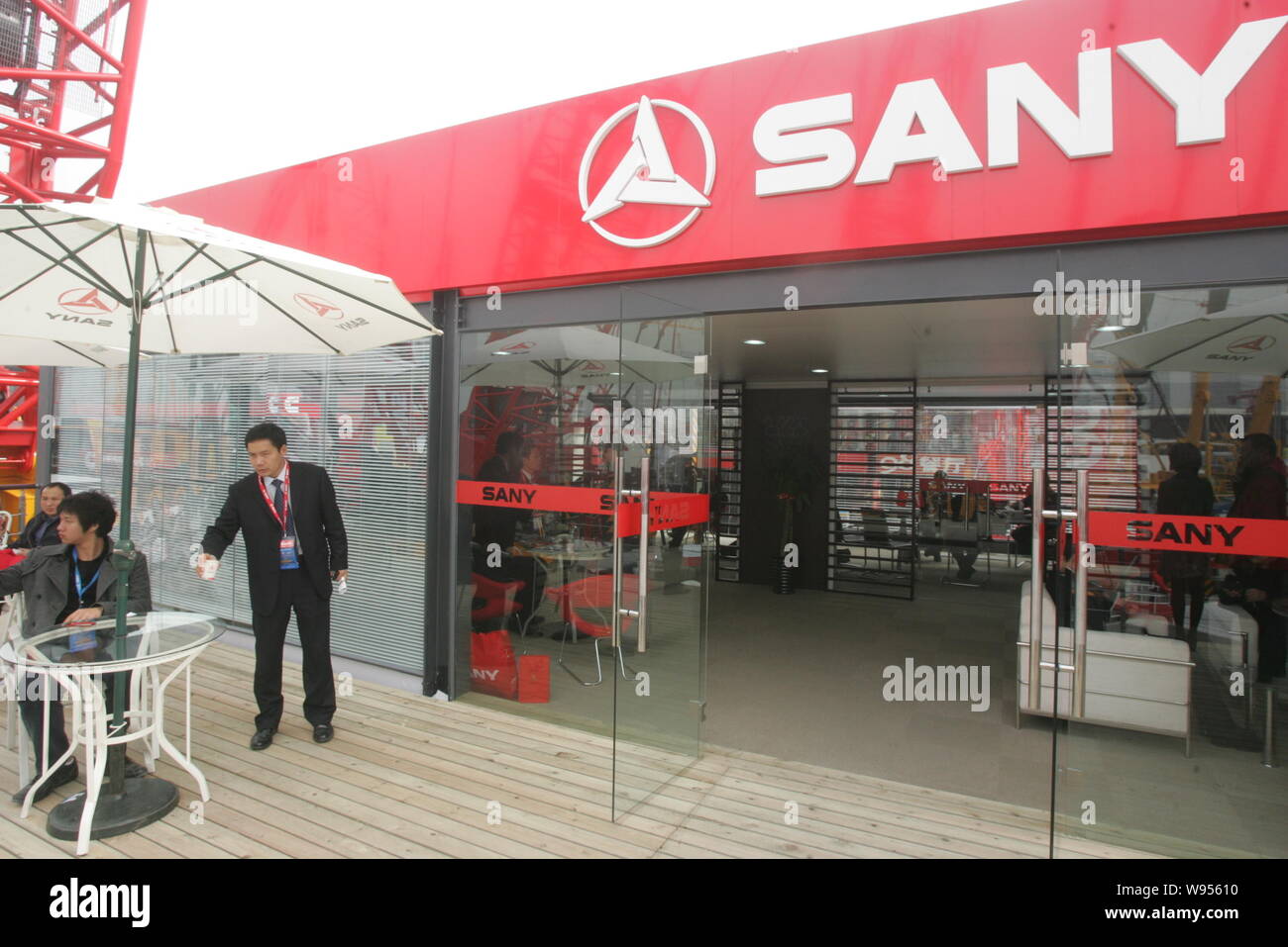--File--visiteurs portent sur le stand de Sany lors d'une foire de Shanghai, Chine, le 26 novembre 2008. Fabricant de machinerie lourde chinois Sany s'ap Banque D'Images