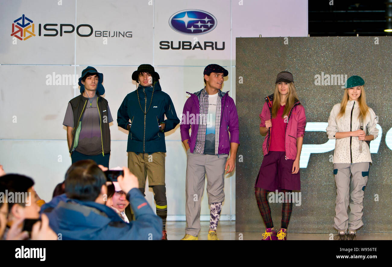 Les modèles posent lors de l'ISPO Beijing 2012, qui est également connu sous le nom de la 8e exposition asiatique de sport et de mode, à Beijing, Chine, 22 février Banque D'Images