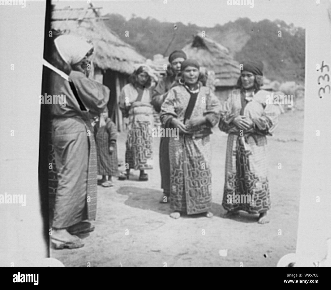 Les femmes Ainu debout à l'extérieur au milieu de village Banque D'Images