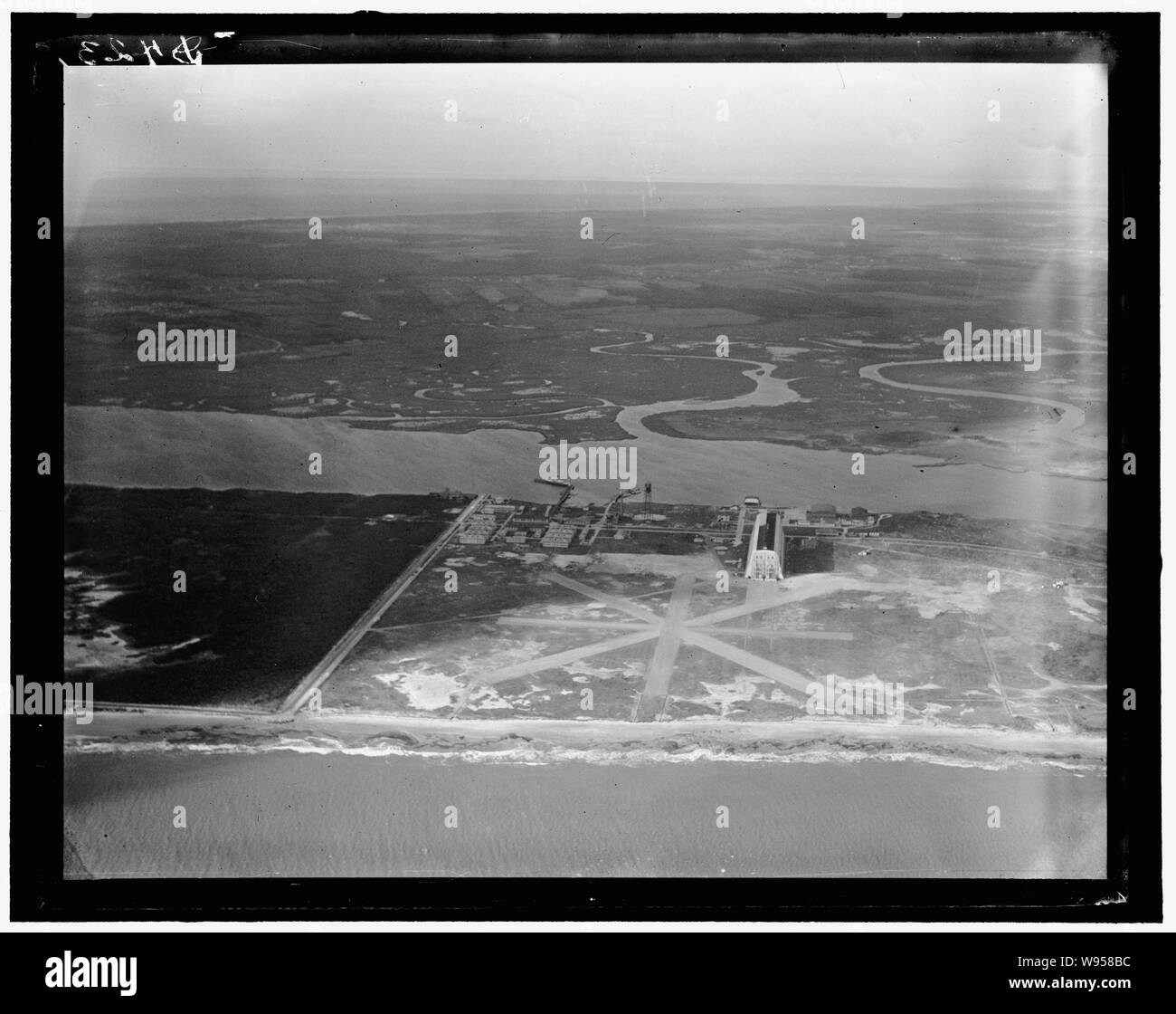 Air Shot, Cape May (N.J.) Station de la Garde côtière canadienne, de l'aéroport montrant Zep hanger construit par Marine pour dirigeable traité mais maintenant il n'est pas utilisé Banque D'Images