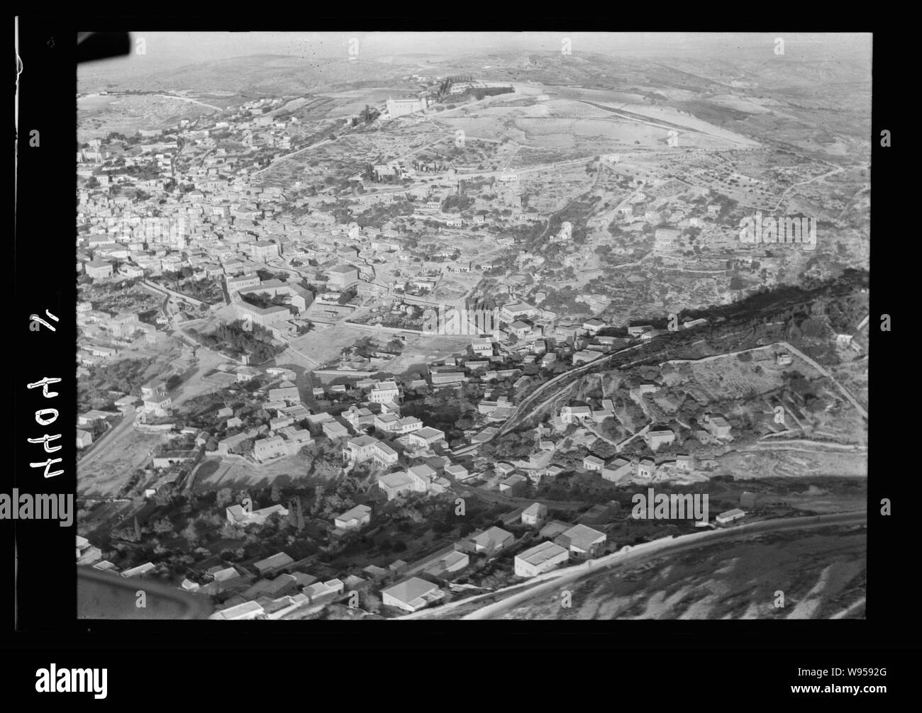 L'air vues de Palestine. Air route plus de Cana de Galilée, Nazareth, Plaine de Sharon, etc. Nazareth. L'approche de la ville. Source de la vierge au centre de la photo Banque D'Images