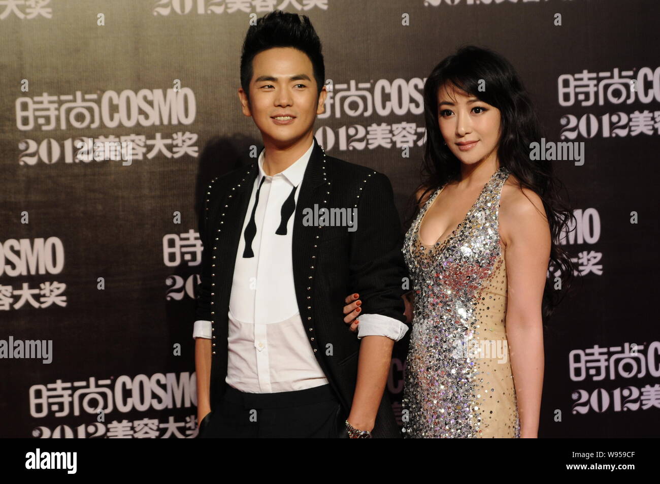 L'actrice chinoise Emily Chen Zihan, droite, réalisateur et acteur chinois Zhang Xiaolong posent sur le tapis rouge à leur arrivée pour l'Awa Beauté COSMO 2012 Banque D'Images