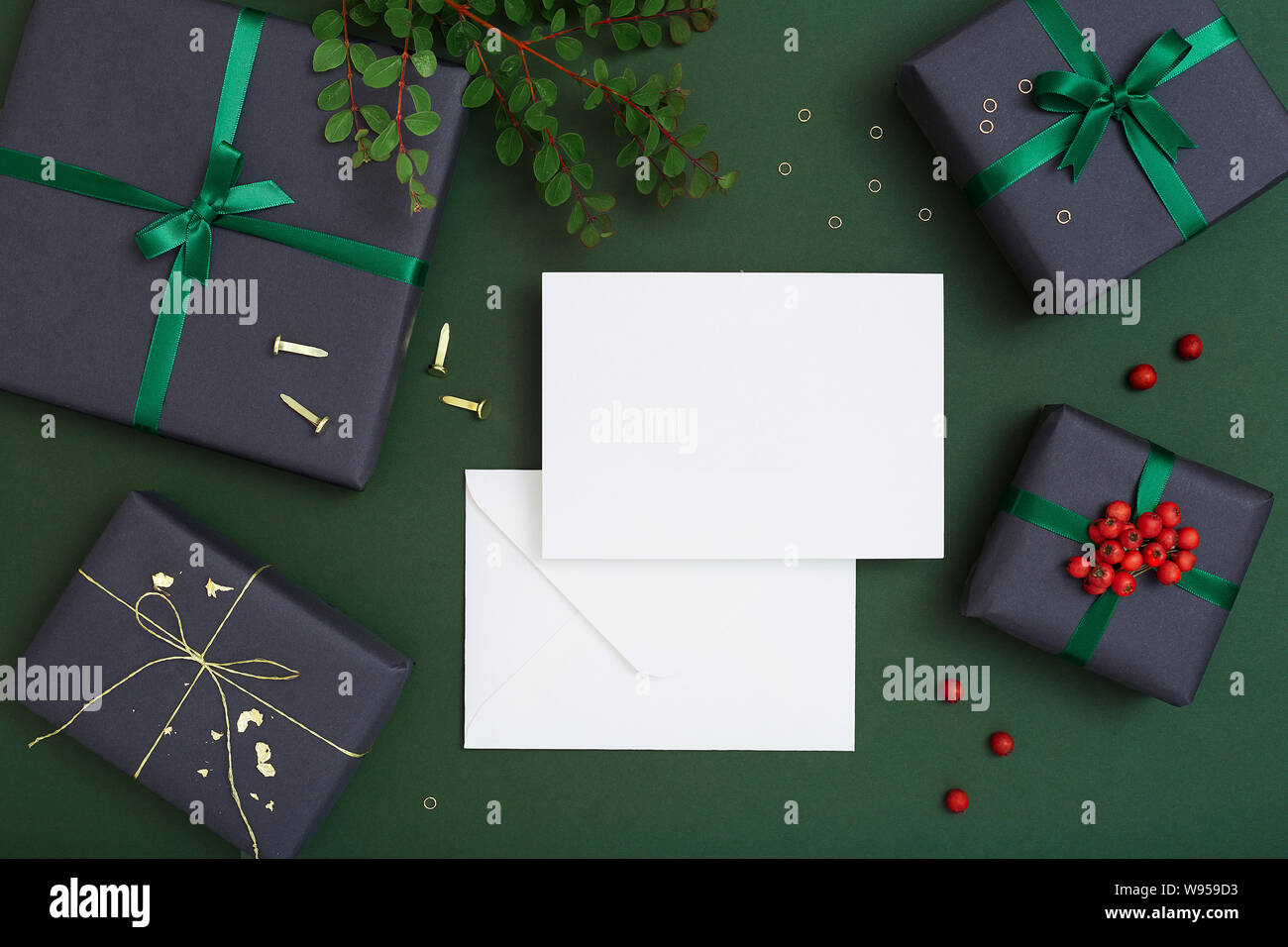 Carte de vœux de Noël maquette vierge, modèle de carte postale mise à plat sur fond vert avec les coffrets cadeaux Banque D'Images