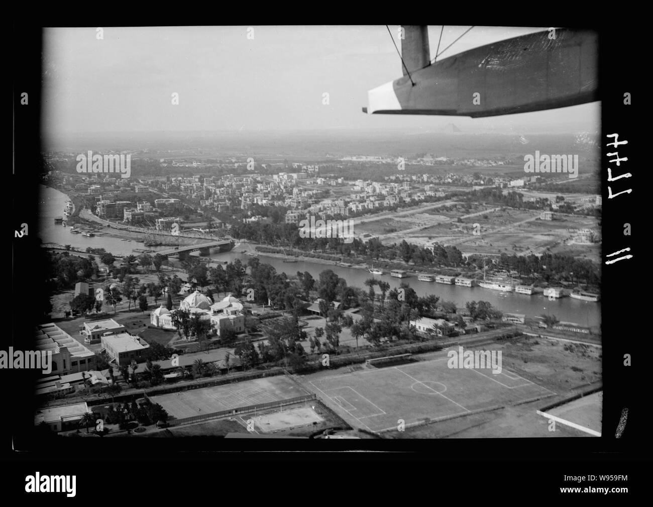 L'air vues de Palestine. Le Caire et les pyramides. Le Caire et le Nil. Musée du coton en premier plan, les pyramides en distance Banque D'Images