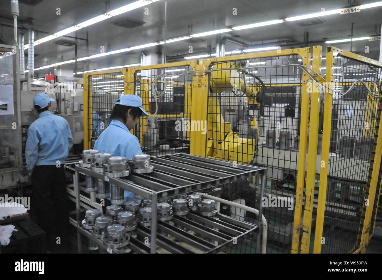 --File--travailleurs sont vus d'une usine à Shanghai, Chine, 19 février 2011. Chines centre financier de Shanghai s'est joint à Beijing et à Shenzhen dans l'augmentation Banque D'Images