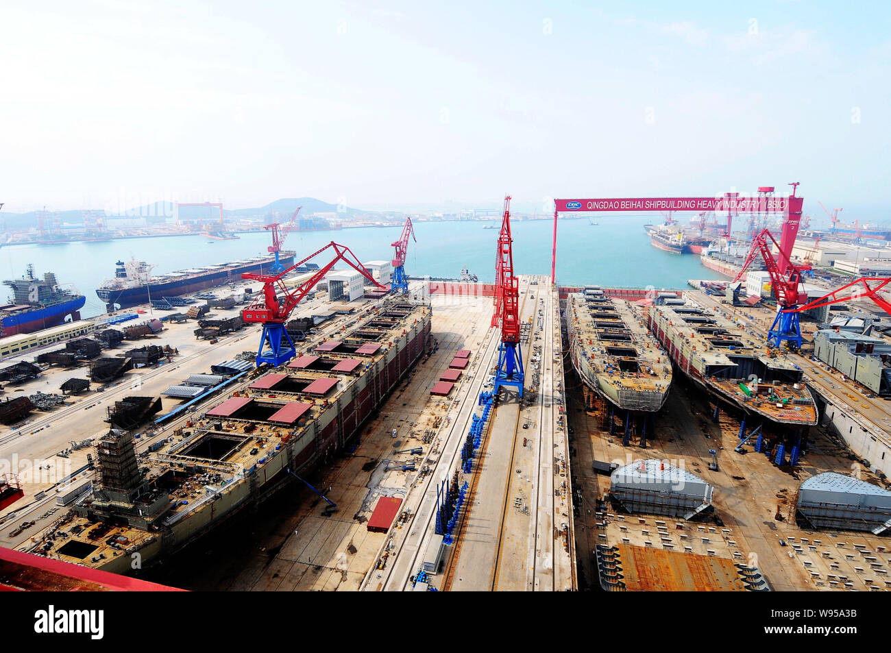 --FILE--navires sont en construction dans un chantier de construction navale de Qingdao Beihai Heavy Industry Co., Ltd. dans la ville de Qingdao, province du Shandong, Chine de l'est 16 Banque D'Images