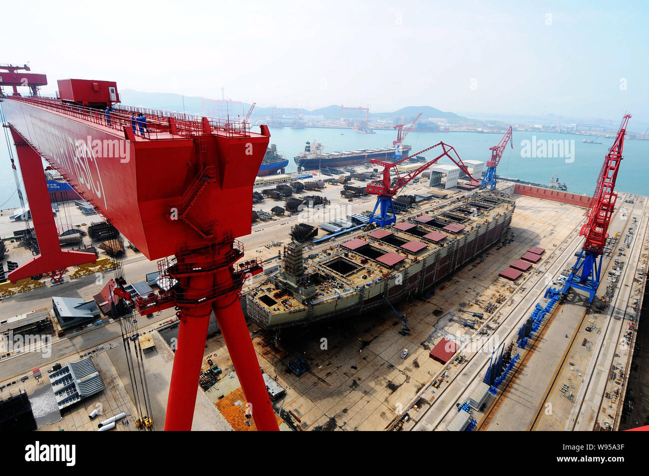 --FILE--navires sont en construction dans un chantier de construction navale de Qingdao Beihai Heavy Industry Co., Ltd. dans la ville de Qingdao, province du Shandong, Chine de l'est 16 Banque D'Images