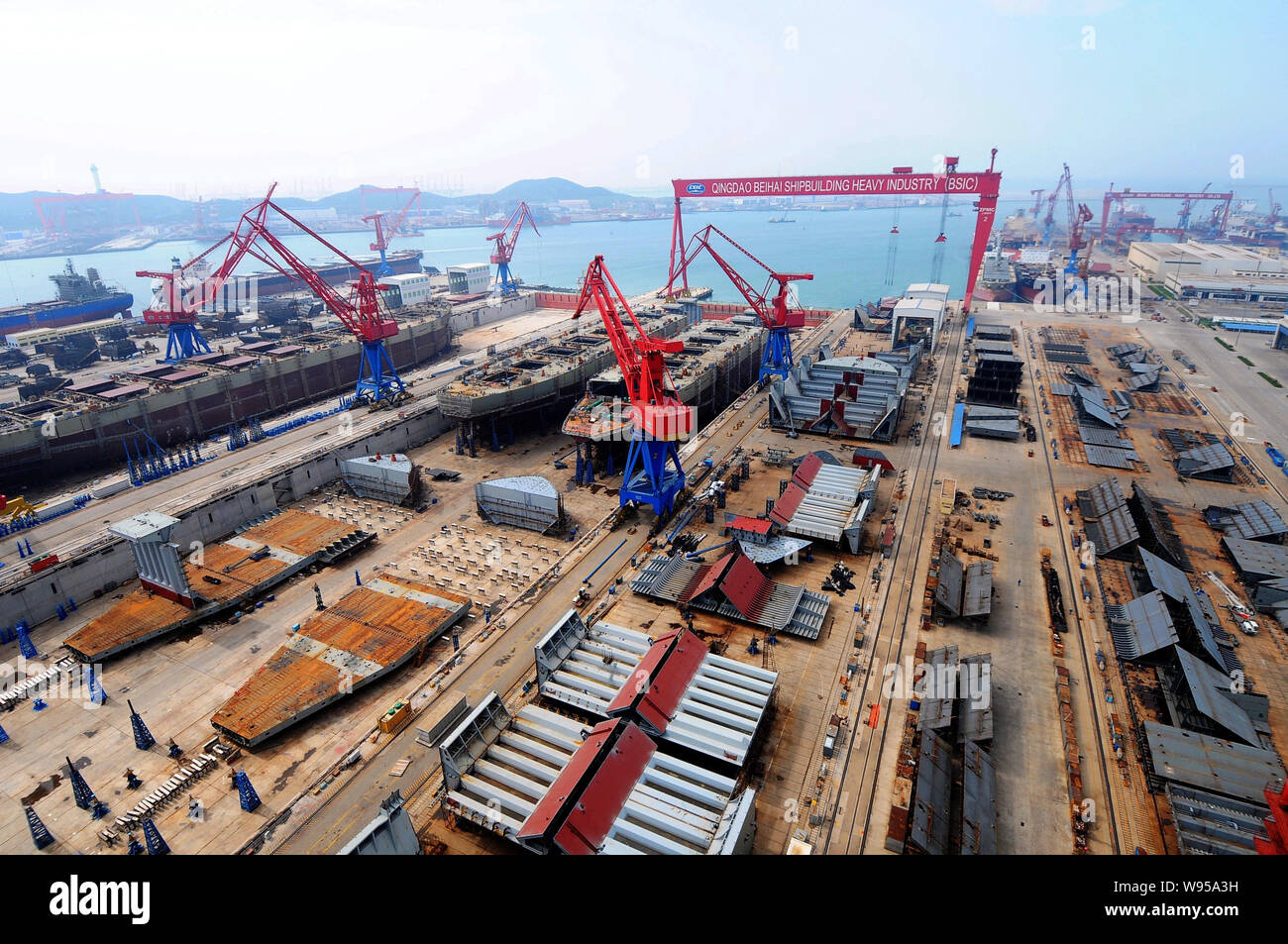 --FILE--navires sont en construction dans un chantier de construction navale de Qingdao Beihai Heavy Industry Co., Ltd. dans la ville de Qingdao, province du Shandong, Chine de l'est 16 Banque D'Images