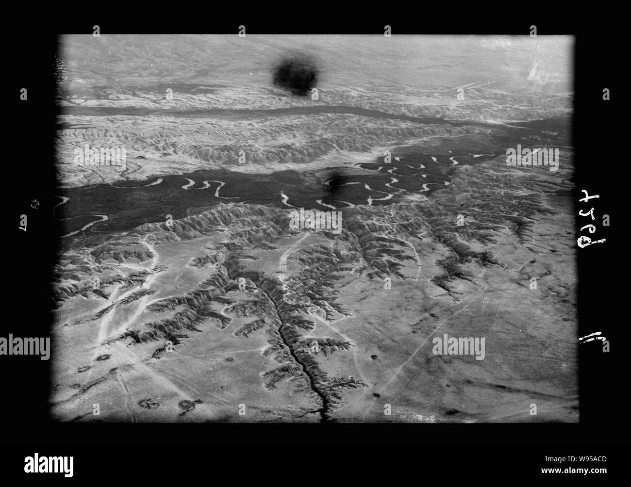 L'air vues de Palestine. Sur le volant au sud du Jourdain. Le tracé tortueux de la Jordanie. Un ruban d'argent décrivant des cercles et des tours double jonction montrant du Jabbok in distance Banque D'Images