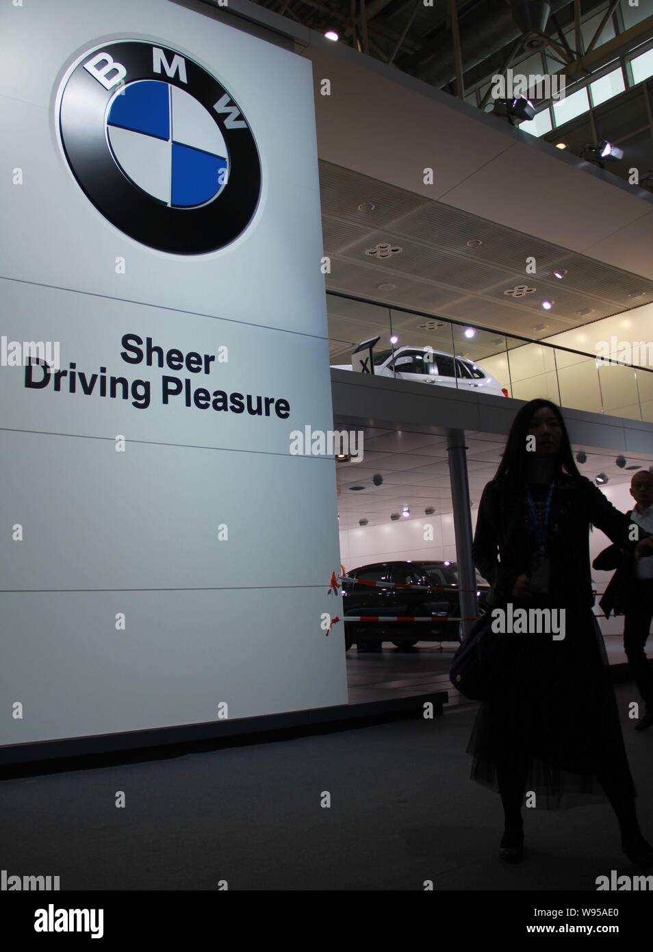 --File--un visiteur passe devant le stand de BMW lors d'une auto show à Beijing, Chine, 23 avril 2012. BMW est actuellement en pourparlers avec bri partenaire Banque D'Images