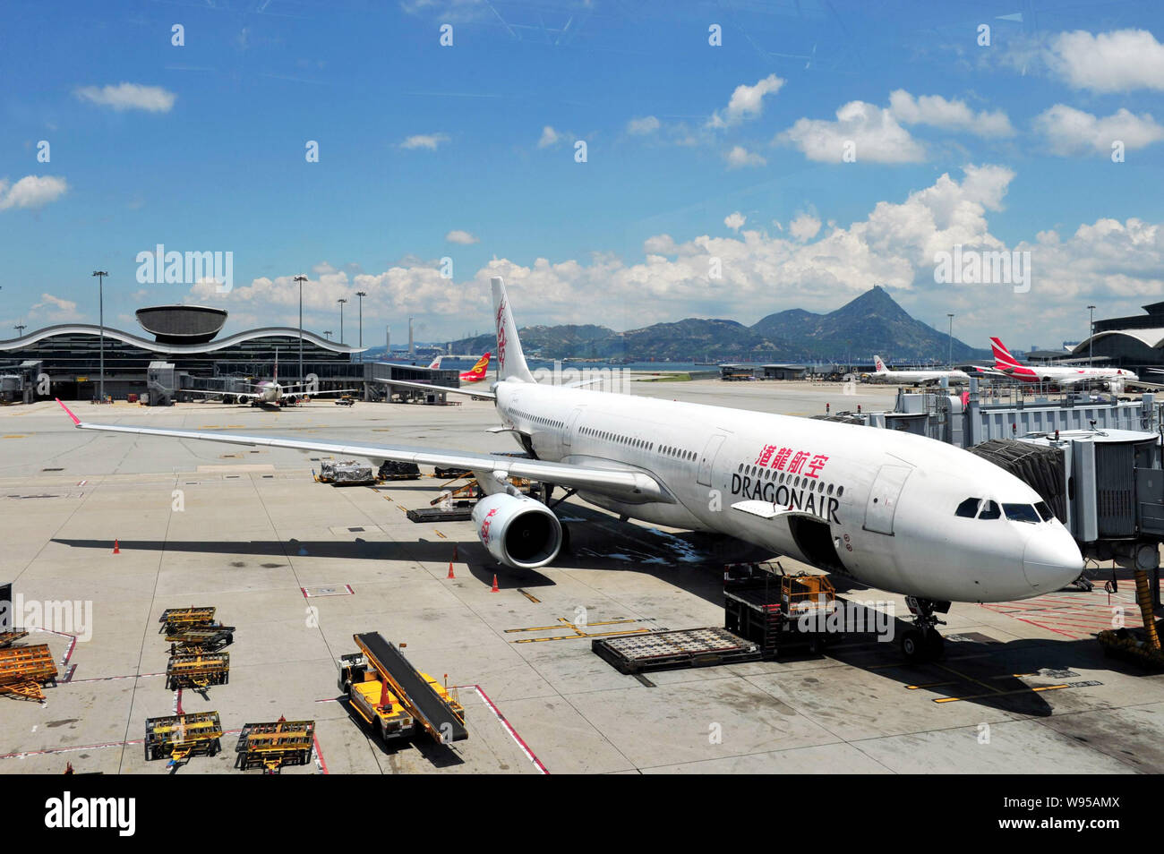 --FILE--les avions à réaction de Dragonair et d'autres compagnies aériennes sont représentées à l'Aéroport International de Hong Kong, également connu sous le nom de l'aéroport de Chek Lap Kok, à Hong Ko Banque D'Images