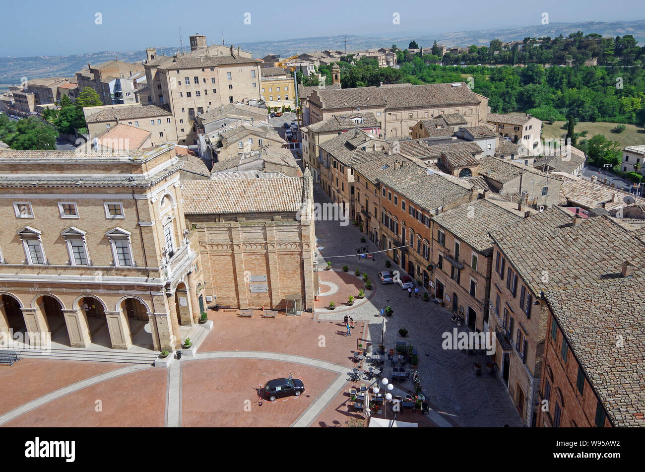 Vue vers le sud depuis le sommet de la Torre Civica, sur les toits de la vieille ville d'Reconati, dans la direction de la Casa Leopardi Banque D'Images