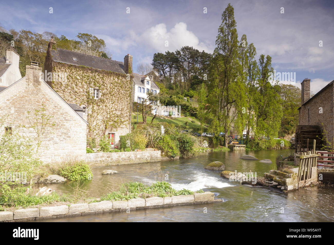 Le petit village de Pont Aven en Bretagne, France. Banque D'Images