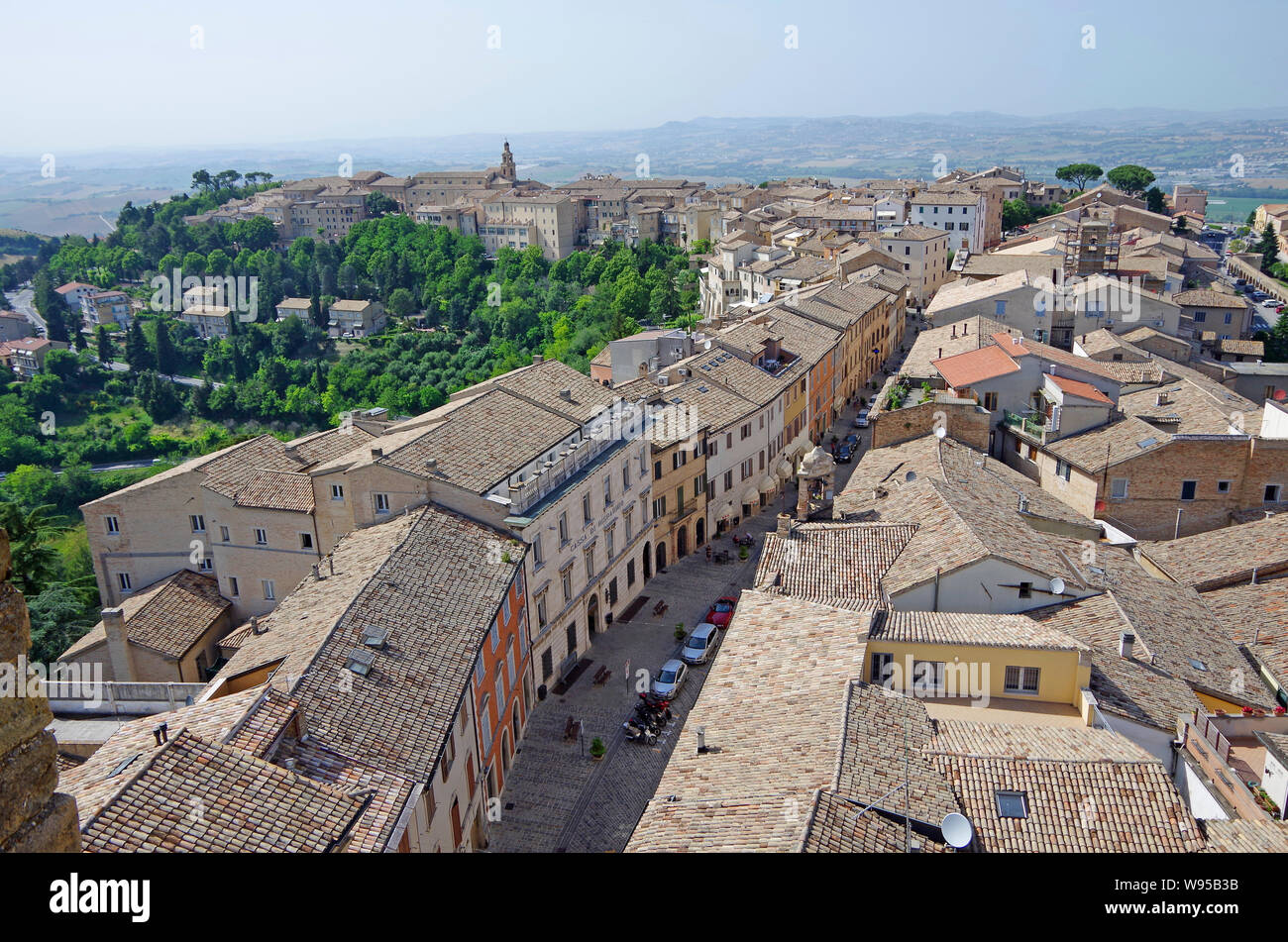 Vue vers le nord depuis le sommet de la Torre Civica, sur les toits de la vieille ville de Recanati, la rue principale, suivant les contours de la crête Banque D'Images