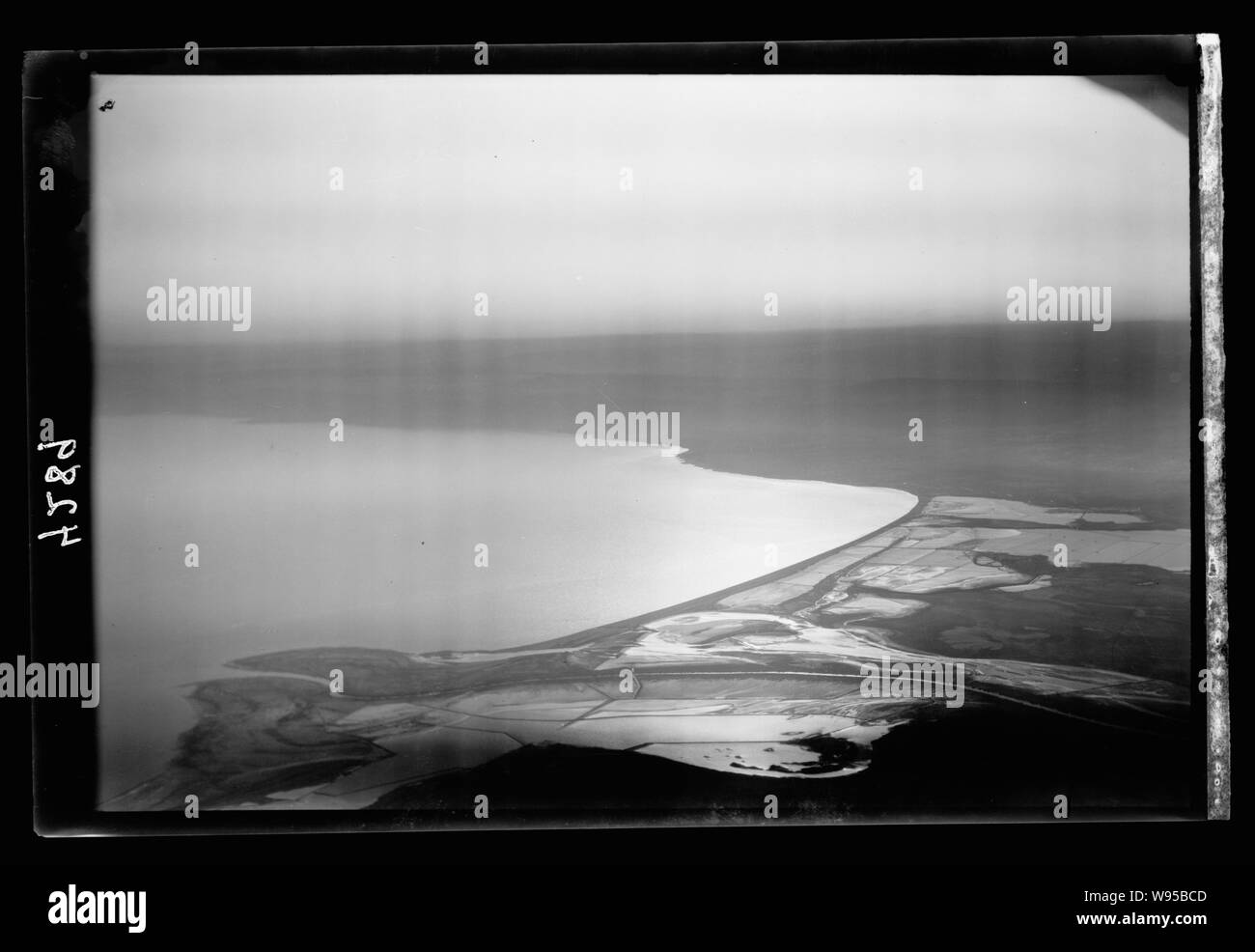 L'air vues de Palestine. Extrémité nord de la Mer Morte. Mer Morte. Le nord de l'extrémité. Une soirée silhouette. Montrant les salines Banque D'Images