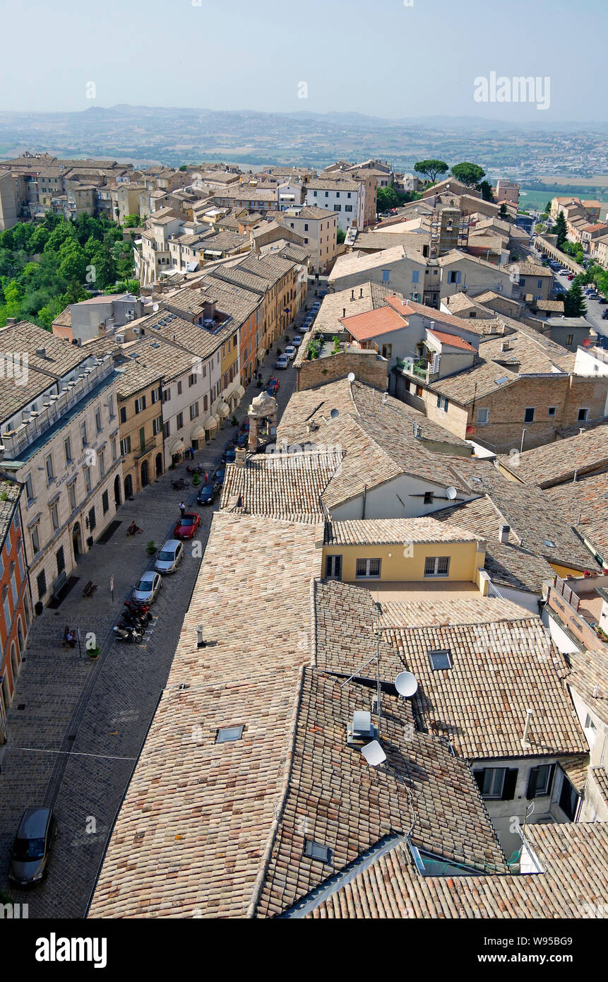 Vue vers le nord depuis le sommet de la Torre Civica, sur les toits de la vieille ville de Recanati, la rue principale, suivant les contours de la crête Banque D'Images