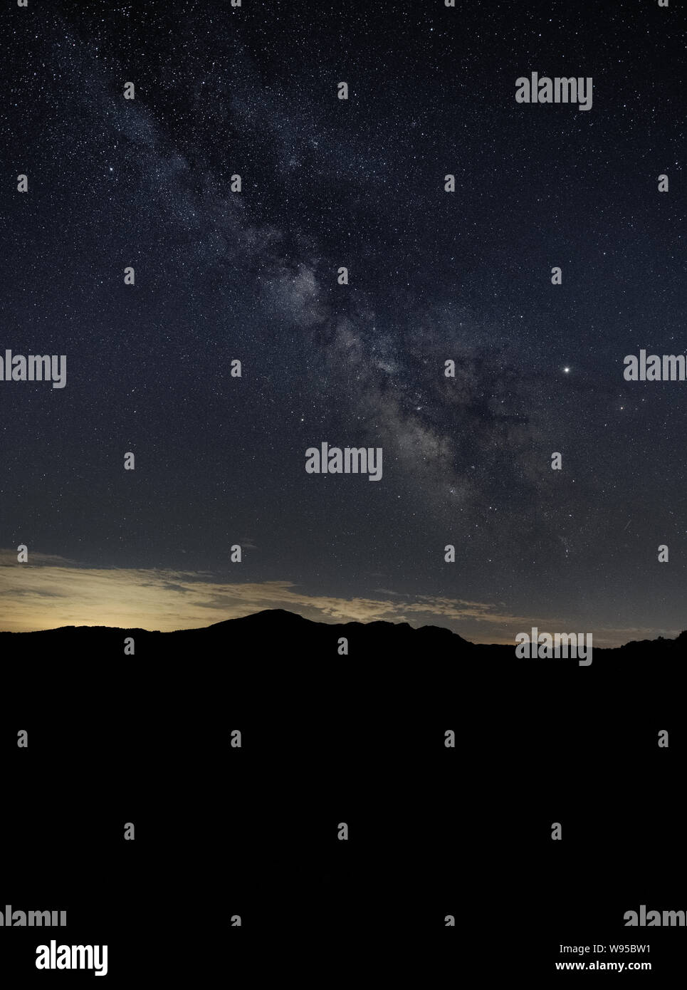 La Voie lactée s'étend au-dessus de Grandfather Mountain en Caroline du Nord pendant la nuit Banque D'Images