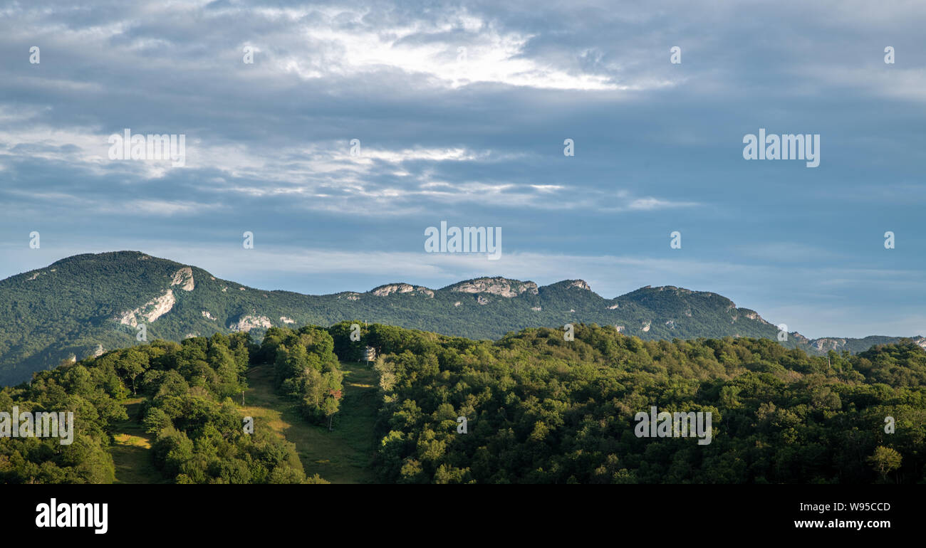 Ciel dramatique et les nuages au-dessus de Grandfather Mountain en Caroline du Nord Banque D'Images