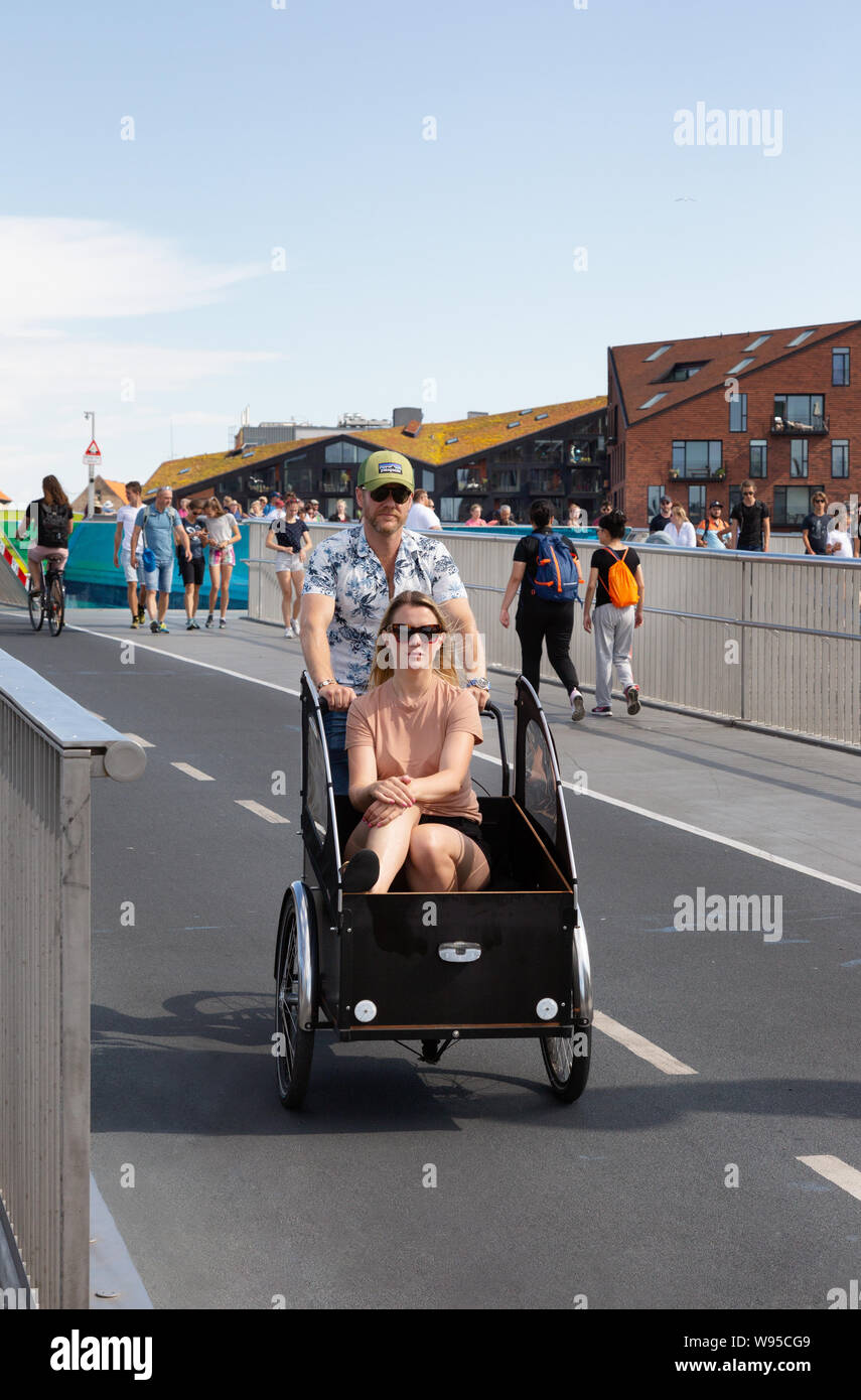 Location Copenhague - un couple à vélo sur une voie cyclable, Inderhavnsbroen bridge, exemple de vie, Copenhague Danemark Scandinavie Europe Banque D'Images