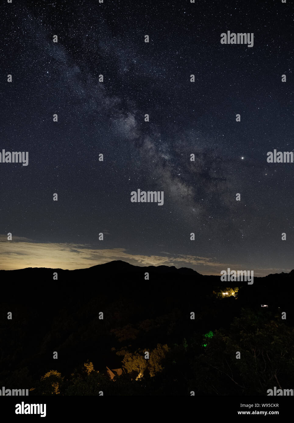 La Voie lactée s'étend au-dessus de Grandfather Mountain en Caroline du Nord pendant la nuit Banque D'Images