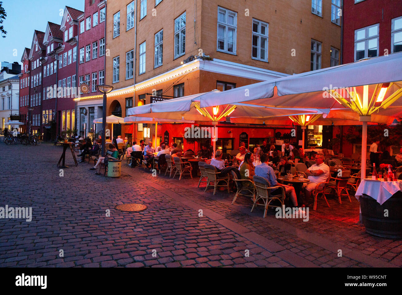 Restaurant de Copenhague ; les gens de manger en plein air, le restaurant, Grabrodretorv Peder Oxe, le Quartier Latin, à Copenhague au Danemark, en Scandinavie Banque D'Images