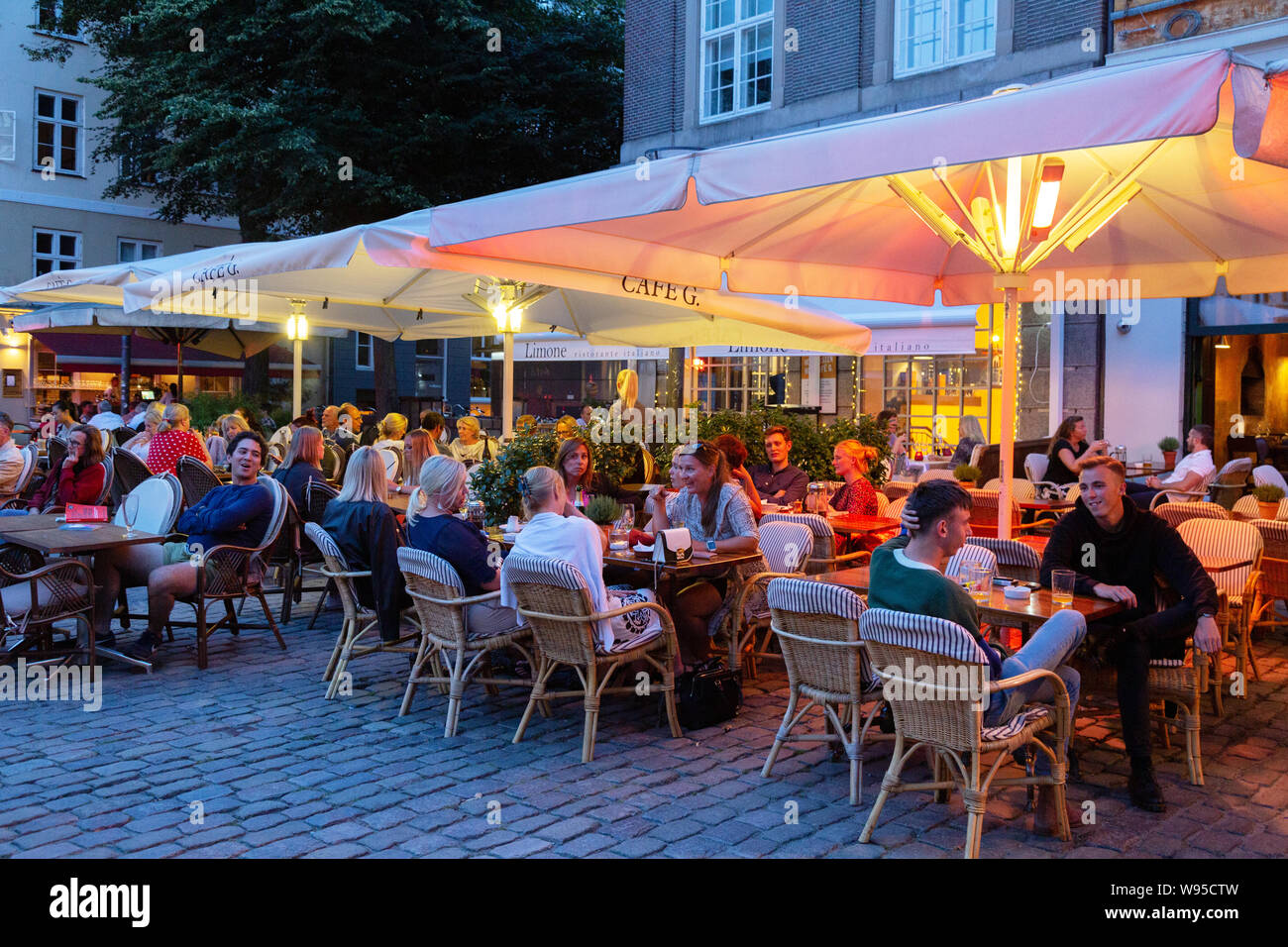 Restaurant de Copenhague ; les personnes mangeant dans Cafe restaurant G un soir d'été, Gråbrødretorv, Quartier Latin, Copenhague, Danemark, Scandinavie Banque D'Images